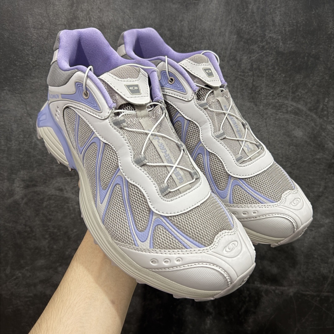 【666版本】SALOMON 萨洛蒙 XT-WHISPER 舒适百搭耐磨轻便低帮 休闲越野训练城市通勤跑步鞋 男女同款 灰紫 纯原外贸平台特供订单 耗时半年巨作 #全套原纸板楦头开发 #原厂特供网布配套加持 #确保原汁原味 完美呈现版型 #原档数据独家私模五层组合大底 #男女鞋同步官方开发至46 #原装Ortholite轻量化鞋垫 #中底布带钢印编号 原厂TPU锁扣 #进口港宝加持 后跟自然饱满 还原公司包裹性 #鞋面采用SENSIFT贴合技术 #全方位贴合包裹脚型 #鞋跟部鞋底牵引设计 #提供强大的抓地性能 #更适应野外崎岖不平的道路 #基于 SALOMON 初代 XT 鞋身造型并搭载 4D ADVANCED CHASSIS™ 大底打造而成 为这款 XT-WHISPER 带来了多项足部控制与保护等功能性 如在运动过程中控制左右晃动的过程而提高稳定性、改善长途越野过程中足中到足尖的过渡、提高感知岩石的精确度以抵抗尖锐物体对脚底的伤害以及采用动态缓冲来增强穿着舒适感 从而减轻疲劳感 使 XT-WHISPER 成为一双舒适且安全的户外之履 货号:477614 尺码:36 36.5 37.5 38 38.5 39 40 40.5 41 42 42.5 43 44 45 46-选品中心