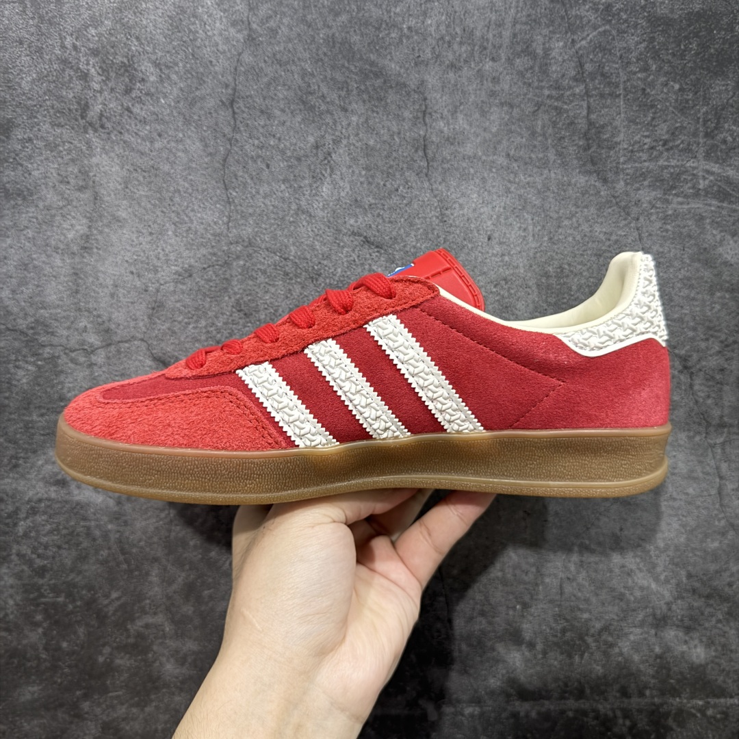 图片[2]-【T版2.0长字体】AD Original Gazelle Indoor Trainers 瞪羚室内鞋系列低帮复古百搭休闲运动德训风板鞋 IF1808 同价位中品质最佳 最优选择版本 原厂翻毛皮料 翻毛效果 卡色与原版无差别 正确半透大底 大底厚度质感比市面好很多 完美版型 实拍可感受 随意对比可匹敌任何价位品质 全套原纸板楦头开发 每道工序同步公司流程 确保原汁原味 中底原厂特供纳米纤维板 区别市面劣质纸板中底 原厂海玻璃鞋垫 中置乳胶足弓支撑垫 正确3/2横条宽版背胶 一比一鞋头弧度高度鞋身弧度 烫金亮度高频深浅同步原鞋 原厂港宝加持定型后跟R度完美 原厂高频磨具加持 Logo字体 凹凸明显 轮廓分明 描漆定位精准 三道杠为尖角45°锯齿状 高频立体感很强 区别圆形锯齿 已最大程度还原公司 欢迎对比 尺码：35.5 36 36.5 37 38 38.5 39 40 40.5 41 42 42.5 43 44 44.5 45-选品中心