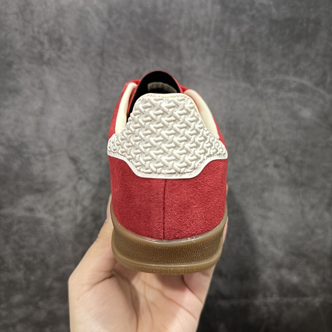 图片[4]-【T版2.0长字体】AD Original Gazelle Indoor Trainers 瞪羚室内鞋系列低帮复古百搭休闲运动德训风板鞋 IF1808 同价位中品质最佳 最优选择版本 原厂翻毛皮料 翻毛效果 卡色与原版无差别 正确半透大底 大底厚度质感比市面好很多 完美版型 实拍可感受 随意对比可匹敌任何价位品质 全套原纸板楦头开发 每道工序同步公司流程 确保原汁原味 中底原厂特供纳米纤维板 区别市面劣质纸板中底 原厂海玻璃鞋垫 中置乳胶足弓支撑垫 正确3/2横条宽版背胶 一比一鞋头弧度高度鞋身弧度 烫金亮度高频深浅同步原鞋 原厂港宝加持定型后跟R度完美 原厂高频磨具加持 Logo字体 凹凸明显 轮廓分明 描漆定位精准 三道杠为尖角45°锯齿状 高频立体感很强 区别圆形锯齿 已最大程度还原公司 欢迎对比 尺码：35.5 36 36.5 37 38 38.5 39 40 40.5 41 42 42.5 43 44 44.5 45-选品中心