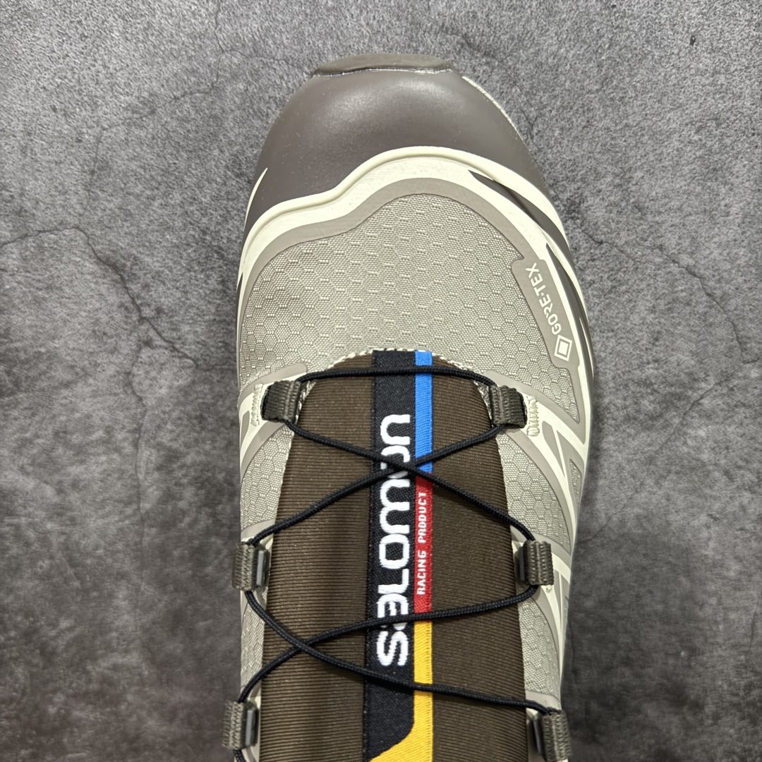 图片[5]-【巅峰版】 Salomon XT-6 Gore-Tex防水款 萨洛蒙复古潮流户外机能登山跑鞋 浅棕色 417412 市场唯一防水版本 区别假材料 纯原外贸平台特供订单 耗时半年巨作 全套原纸板楦头开发 原厂特供网布配套加持 确保原汁原味 完美呈现版型 原档数据独家私模五层组合大底 原装Ortholite轻量化鞋垫 中底布带钢印编号 原厂TPU锁扣 进口港宝加持 后跟自然饱满 还原公司包裹性 鞋面以“锯齿”状的包裹系统呈现 在基色底之下加入了各种色点缀 将公司的最新技术和时尚前卫的造型融入耐用的长跑款式中 鞋面由 TPU 薄膜制成 并焊接在高耐磨网眼上 使其既时尚又坚固 由 ACS底盘支撑 可增强稳定性和支撑力 以及由橡胶凸耳 Contragrip外底覆盖的 EVA 缓冲中底 旨在应对崎岖的地形 鞋舌上的彩色Salomon 标签、Quicklace 系统以及鞋头、鞋舌和鞋跟上的附加品牌使细节更加完美 让穿着者可以轻松驾驭户外与通勤下的任何运动生活场景 无缝鞋身户外随意纵横 颜值与脚感兼备 出街通勤 绝对非常吸睛 你值得拥有 尺码：36 36.5 37.5 38 38.5 39 40 40.5 41 42 42.5 43 44 44.5 45-选品中心
