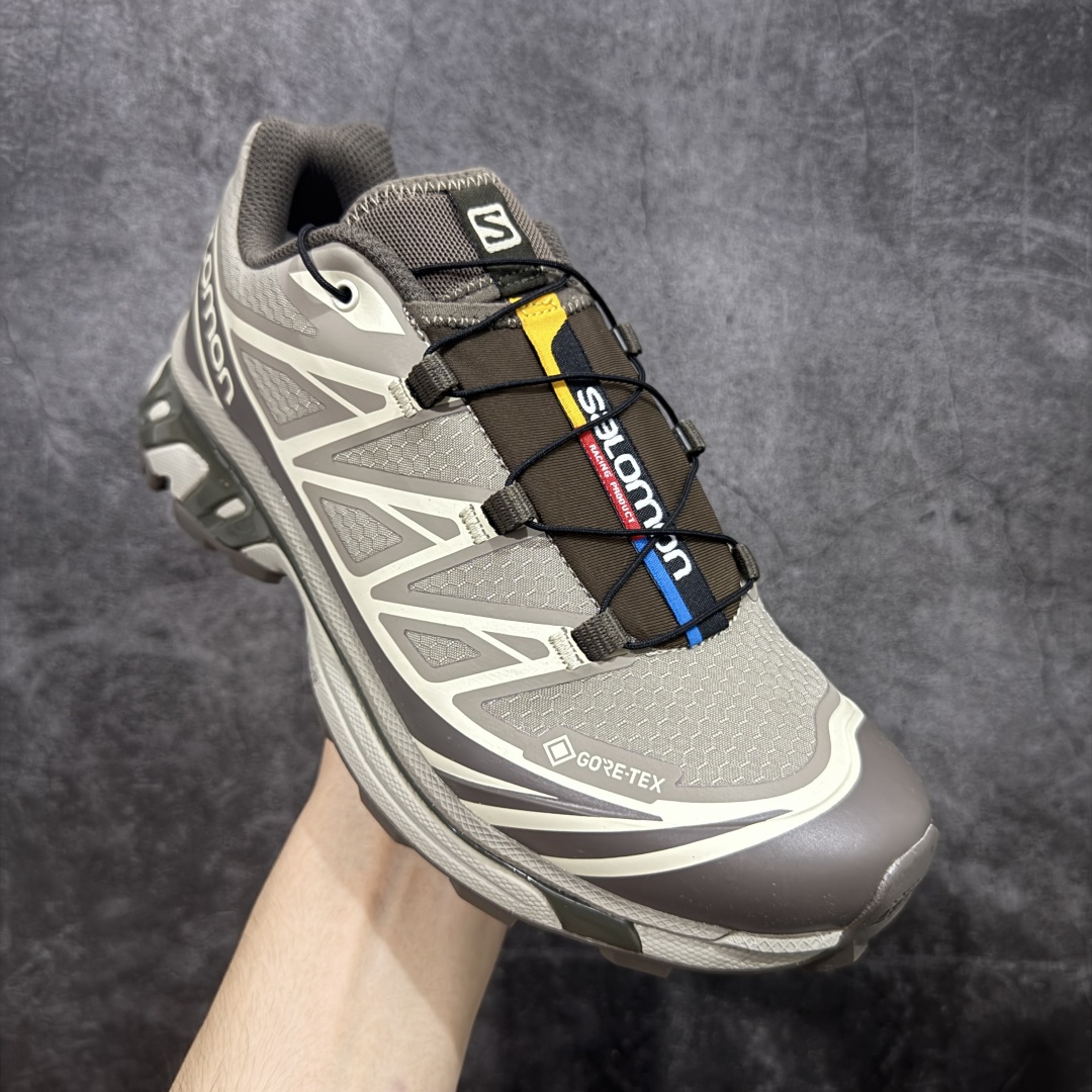 图片[3]-【巅峰版】 Salomon XT-6 Gore-Tex防水款 萨洛蒙复古潮流户外机能登山跑鞋 浅棕色 417412 市场唯一防水版本 区别假材料 纯原外贸平台特供订单 耗时半年巨作 全套原纸板楦头开发 原厂特供网布配套加持 确保原汁原味 完美呈现版型 原档数据独家私模五层组合大底 原装Ortholite轻量化鞋垫 中底布带钢印编号 原厂TPU锁扣 进口港宝加持 后跟自然饱满 还原公司包裹性 鞋面以“锯齿”状的包裹系统呈现 在基色底之下加入了各种色点缀 将公司的最新技术和时尚前卫的造型融入耐用的长跑款式中 鞋面由 TPU 薄膜制成 并焊接在高耐磨网眼上 使其既时尚又坚固 由 ACS底盘支撑 可增强稳定性和支撑力 以及由橡胶凸耳 Contragrip外底覆盖的 EVA 缓冲中底 旨在应对崎岖的地形 鞋舌上的彩色Salomon 标签、Quicklace 系统以及鞋头、鞋舌和鞋跟上的附加品牌使细节更加完美 让穿着者可以轻松驾驭户外与通勤下的任何运动生活场景 无缝鞋身户外随意纵横 颜值与脚感兼备 出街通勤 绝对非常吸睛 你值得拥有 尺码：36 36.5 37.5 38 38.5 39 40 40.5 41 42 42.5 43 44 44.5 45-选品中心