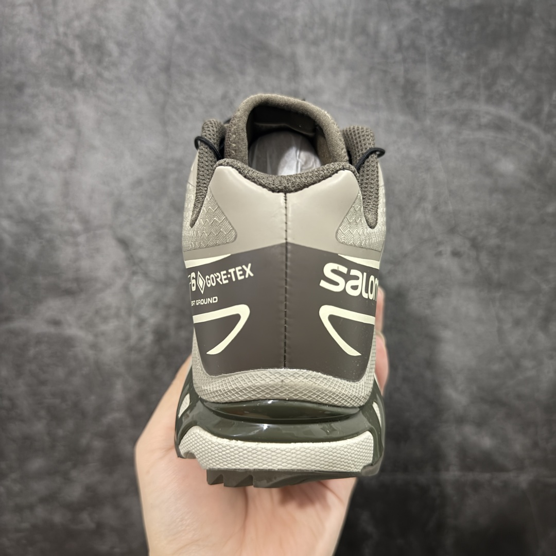 图片[4]-【巅峰版】 Salomon XT-6 Gore-Tex防水款 萨洛蒙复古潮流户外机能登山跑鞋 浅棕色 417412 市场唯一防水版本 区别假材料 纯原外贸平台特供订单 耗时半年巨作 全套原纸板楦头开发 原厂特供网布配套加持 确保原汁原味 完美呈现版型 原档数据独家私模五层组合大底 原装Ortholite轻量化鞋垫 中底布带钢印编号 原厂TPU锁扣 进口港宝加持 后跟自然饱满 还原公司包裹性 鞋面以“锯齿”状的包裹系统呈现 在基色底之下加入了各种色点缀 将公司的最新技术和时尚前卫的造型融入耐用的长跑款式中 鞋面由 TPU 薄膜制成 并焊接在高耐磨网眼上 使其既时尚又坚固 由 ACS底盘支撑 可增强稳定性和支撑力 以及由橡胶凸耳 Contragrip外底覆盖的 EVA 缓冲中底 旨在应对崎岖的地形 鞋舌上的彩色Salomon 标签、Quicklace 系统以及鞋头、鞋舌和鞋跟上的附加品牌使细节更加完美 让穿着者可以轻松驾驭户外与通勤下的任何运动生活场景 无缝鞋身户外随意纵横 颜值与脚感兼备 出街通勤 绝对非常吸睛 你值得拥有 尺码：36 36.5 37.5 38 38.5 39 40 40.5 41 42 42.5 43 44 44.5 45-选品中心