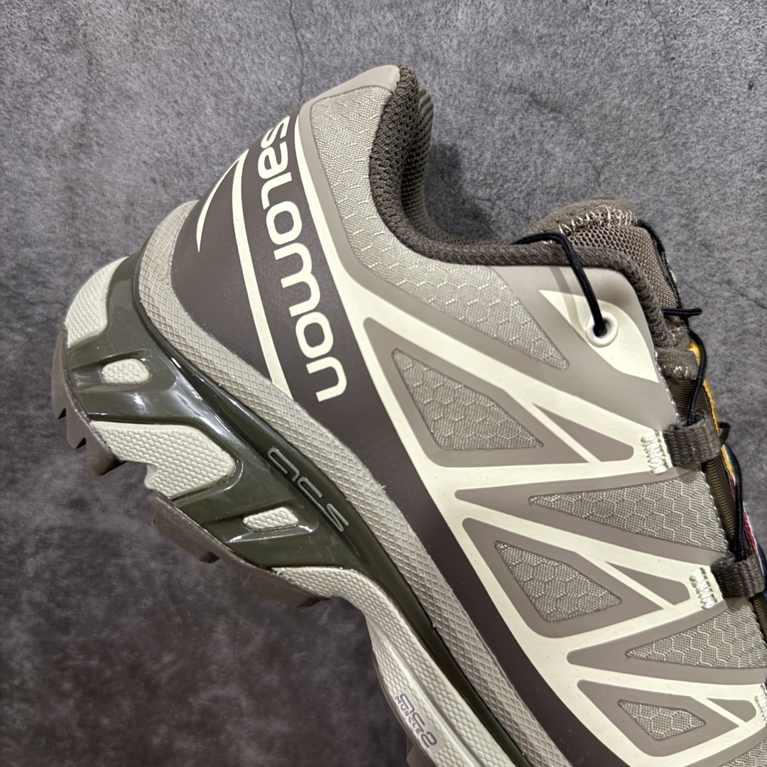 图片[7]-【巅峰版】 Salomon XT-6 Gore-Tex防水款 萨洛蒙复古潮流户外机能登山跑鞋 浅棕色 417412 市场唯一防水版本 区别假材料 纯原外贸平台特供订单 耗时半年巨作 全套原纸板楦头开发 原厂特供网布配套加持 确保原汁原味 完美呈现版型 原档数据独家私模五层组合大底 原装Ortholite轻量化鞋垫 中底布带钢印编号 原厂TPU锁扣 进口港宝加持 后跟自然饱满 还原公司包裹性 鞋面以“锯齿”状的包裹系统呈现 在基色底之下加入了各种色点缀 将公司的最新技术和时尚前卫的造型融入耐用的长跑款式中 鞋面由 TPU 薄膜制成 并焊接在高耐磨网眼上 使其既时尚又坚固 由 ACS底盘支撑 可增强稳定性和支撑力 以及由橡胶凸耳 Contragrip外底覆盖的 EVA 缓冲中底 旨在应对崎岖的地形 鞋舌上的彩色Salomon 标签、Quicklace 系统以及鞋头、鞋舌和鞋跟上的附加品牌使细节更加完美 让穿着者可以轻松驾驭户外与通勤下的任何运动生活场景 无缝鞋身户外随意纵横 颜值与脚感兼备 出街通勤 绝对非常吸睛 你值得拥有 尺码：36 36.5 37.5 38 38.5 39 40 40.5 41 42 42.5 43 44 44.5 45-选品中心
