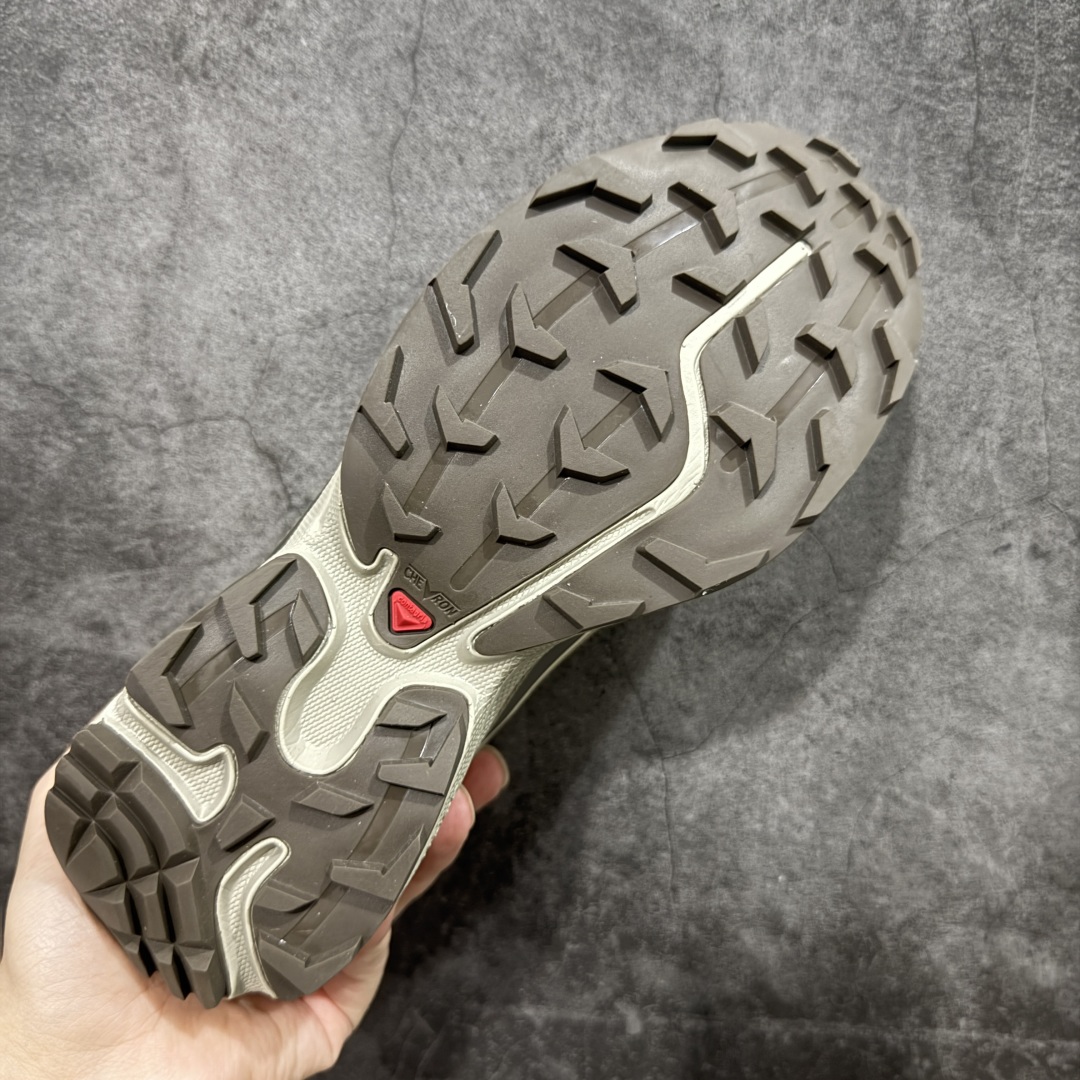 图片[9]-【巅峰版】 Salomon XT-6 Gore-Tex防水款 萨洛蒙复古潮流户外机能登山跑鞋 浅棕色 417412 市场唯一防水版本 区别假材料 纯原外贸平台特供订单 耗时半年巨作 全套原纸板楦头开发 原厂特供网布配套加持 确保原汁原味 完美呈现版型 原档数据独家私模五层组合大底 原装Ortholite轻量化鞋垫 中底布带钢印编号 原厂TPU锁扣 进口港宝加持 后跟自然饱满 还原公司包裹性 鞋面以“锯齿”状的包裹系统呈现 在基色底之下加入了各种色点缀 将公司的最新技术和时尚前卫的造型融入耐用的长跑款式中 鞋面由 TPU 薄膜制成 并焊接在高耐磨网眼上 使其既时尚又坚固 由 ACS底盘支撑 可增强稳定性和支撑力 以及由橡胶凸耳 Contragrip外底覆盖的 EVA 缓冲中底 旨在应对崎岖的地形 鞋舌上的彩色Salomon 标签、Quicklace 系统以及鞋头、鞋舌和鞋跟上的附加品牌使细节更加完美 让穿着者可以轻松驾驭户外与通勤下的任何运动生活场景 无缝鞋身户外随意纵横 颜值与脚感兼备 出街通勤 绝对非常吸睛 你值得拥有 尺码：36 36.5 37.5 38 38.5 39 40 40.5 41 42 42.5 43 44 44.5 45-选品中心