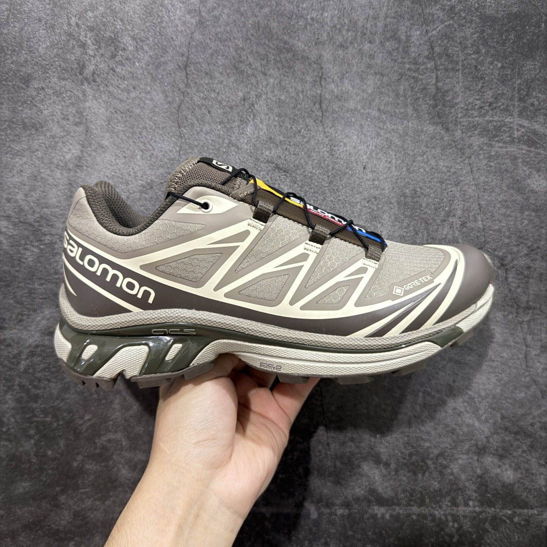 【巅峰版】 Salomon XT-6 Gore-Tex防水款 萨洛蒙复古潮流户外机能登山跑鞋 浅棕色 417412 市场唯一防水版本 区别假材料 纯原外贸平台特供订单 耗时半年巨作 全套原纸板楦头开发 原厂特供网布配套加持 确保原汁原味 完美呈现版型 原档数据独家私模五层组合大底 原装Ortholite轻量化鞋垫 中底布带钢印编号 原厂TPU锁扣 进口港宝加持 后跟自然饱满 还原公司包裹性 鞋面以“锯齿”状的包裹系统呈现 在基色底之下加入了各种色点缀 将公司的最新技术和时尚前卫的造型融入耐用的长跑款式中 鞋面由 TPU 薄膜制成 并焊接在高耐磨网眼上 使其既时尚又坚固 由 ACS底盘支撑 可增强稳定性和支撑力 以及由橡胶凸耳 Contragrip外底覆盖的 EVA 缓冲中底 旨在应对崎岖的地形 鞋舌上的彩色Salomon 标签、Quicklace 系统以及鞋头、鞋舌和鞋跟上的附加品牌使细节更加完美 让穿着者可以轻松驾驭户外与通勤下的任何运动生活场景 无缝鞋身户外随意纵横 颜值与脚感兼备 出街通勤 绝对非常吸睛 你值得拥有 尺码:36 36.5 37.5 38 38.5 39 40 40.5 41 42 42.5 43 44 44.5 45-选品中心