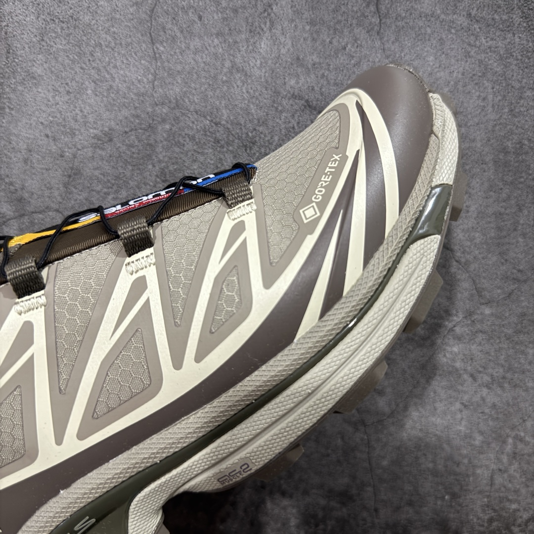 图片[6]-【巅峰版】 Salomon XT-6 Gore-Tex防水款 萨洛蒙复古潮流户外机能登山跑鞋 浅棕色 417412 市场唯一防水版本 区别假材料 纯原外贸平台特供订单 耗时半年巨作 全套原纸板楦头开发 原厂特供网布配套加持 确保原汁原味 完美呈现版型 原档数据独家私模五层组合大底 原装Ortholite轻量化鞋垫 中底布带钢印编号 原厂TPU锁扣 进口港宝加持 后跟自然饱满 还原公司包裹性 鞋面以“锯齿”状的包裹系统呈现 在基色底之下加入了各种色点缀 将公司的最新技术和时尚前卫的造型融入耐用的长跑款式中 鞋面由 TPU 薄膜制成 并焊接在高耐磨网眼上 使其既时尚又坚固 由 ACS底盘支撑 可增强稳定性和支撑力 以及由橡胶凸耳 Contragrip外底覆盖的 EVA 缓冲中底 旨在应对崎岖的地形 鞋舌上的彩色Salomon 标签、Quicklace 系统以及鞋头、鞋舌和鞋跟上的附加品牌使细节更加完美 让穿着者可以轻松驾驭户外与通勤下的任何运动生活场景 无缝鞋身户外随意纵横 颜值与脚感兼备 出街通勤 绝对非常吸睛 你值得拥有 尺码：36 36.5 37.5 38 38.5 39 40 40.5 41 42 42.5 43 44 44.5 45-选品中心