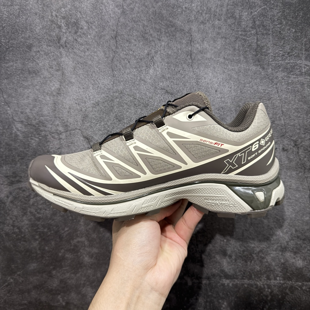 图片[2]-【巅峰版】 Salomon XT-6 Gore-Tex防水款 萨洛蒙复古潮流户外机能登山跑鞋 浅棕色 417412 市场唯一防水版本 区别假材料 纯原外贸平台特供订单 耗时半年巨作 全套原纸板楦头开发 原厂特供网布配套加持 确保原汁原味 完美呈现版型 原档数据独家私模五层组合大底 原装Ortholite轻量化鞋垫 中底布带钢印编号 原厂TPU锁扣 进口港宝加持 后跟自然饱满 还原公司包裹性 鞋面以“锯齿”状的包裹系统呈现 在基色底之下加入了各种色点缀 将公司的最新技术和时尚前卫的造型融入耐用的长跑款式中 鞋面由 TPU 薄膜制成 并焊接在高耐磨网眼上 使其既时尚又坚固 由 ACS底盘支撑 可增强稳定性和支撑力 以及由橡胶凸耳 Contragrip外底覆盖的 EVA 缓冲中底 旨在应对崎岖的地形 鞋舌上的彩色Salomon 标签、Quicklace 系统以及鞋头、鞋舌和鞋跟上的附加品牌使细节更加完美 让穿着者可以轻松驾驭户外与通勤下的任何运动生活场景 无缝鞋身户外随意纵横 颜值与脚感兼备 出街通勤 绝对非常吸睛 你值得拥有 尺码：36 36.5 37.5 38 38.5 39 40 40.5 41 42 42.5 43 44 44.5 45-选品中心