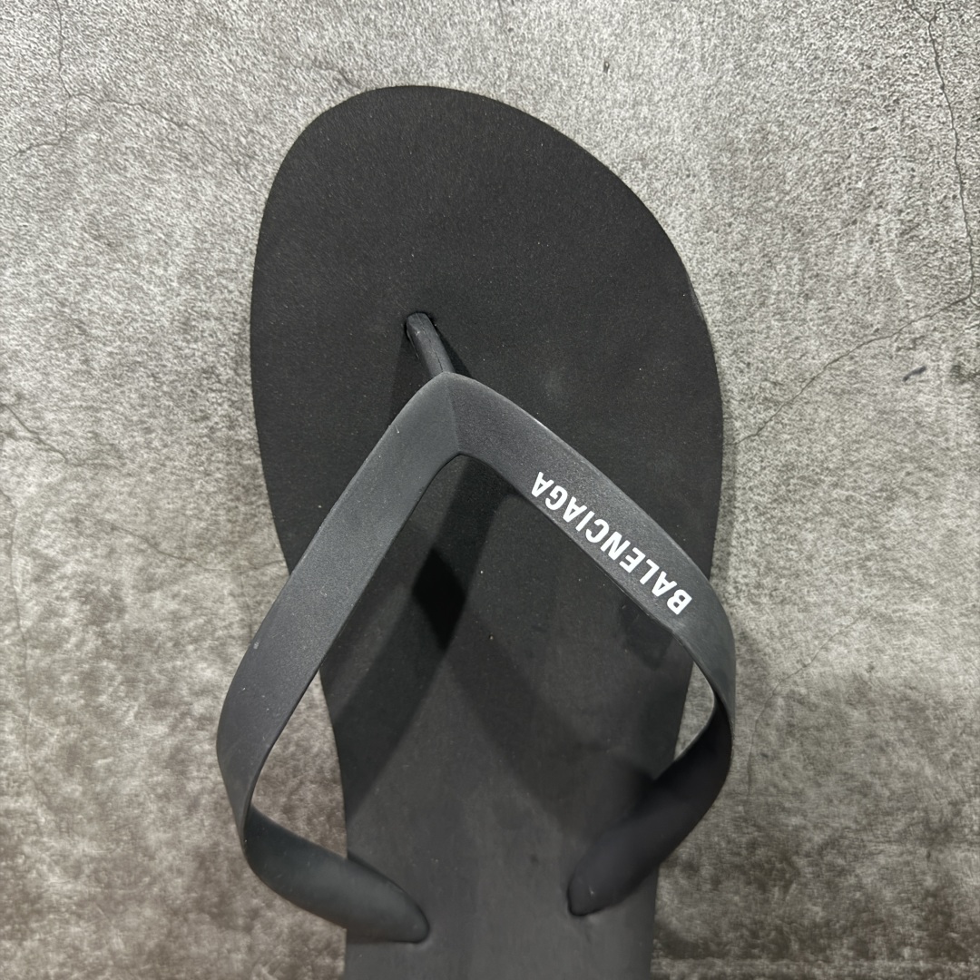 
巴黎世家 TRACK SNEAKER RECY CLED 经典百搭简约人字拖 夏季家居沙滩街头夹脚拖鞋