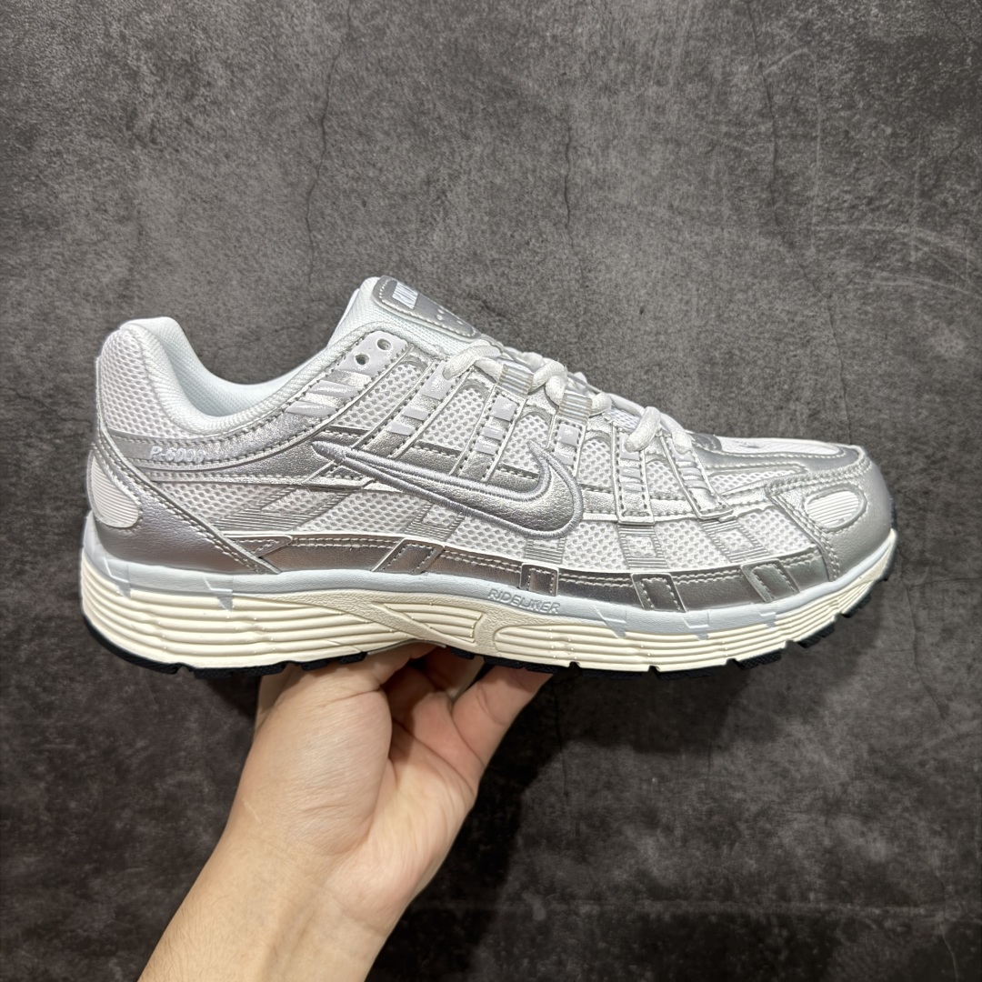 【PE版】Nike P-6000 Premium系列低帮复古老爹风休闲运动舒适慢跑鞋 BV1021-106 男女鞋真标半码制 升级原楦原纸版数据开发版型 采用硬质牛剖革组合透气网面材质 正确3层组织中底搭载EVA轻量缓震嵌入双层革新物料鞋垫,外置防滑耐磨橡胶底片❗ 尺码:36 36.5 37.5 38 38.5 39 40 40.5 41 42 42.5 43 44 44.5 45-选品中心