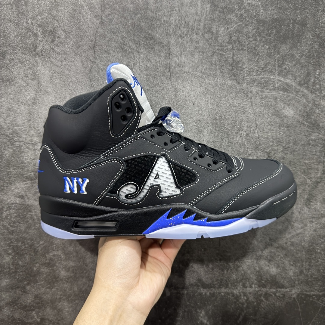 【OG纯原】Awake NY x Air Jordan AJ5 联名黑蓝 DV4982-004 SZ原厂全套原楦原纸板磨具开发 原厂皮料加持 原厂港宝加持定型后跟R度完美 同源原厂电绣 飞人针数密度立体效果一致 原厂拉帮手法 原厂配置纸衬高频鞋盒 原厂指令配双鞋带 原厂TPU网格鞋带扣 超高鞋面清洁度 最高QC检验标准 控制溢胶瑕疵 到手可放心比对发售原鞋 上脚百分百充正驾驭 尺码:40 40.5 41 42 42.5 43 44 44.5 45 46 47.5-选品中心
