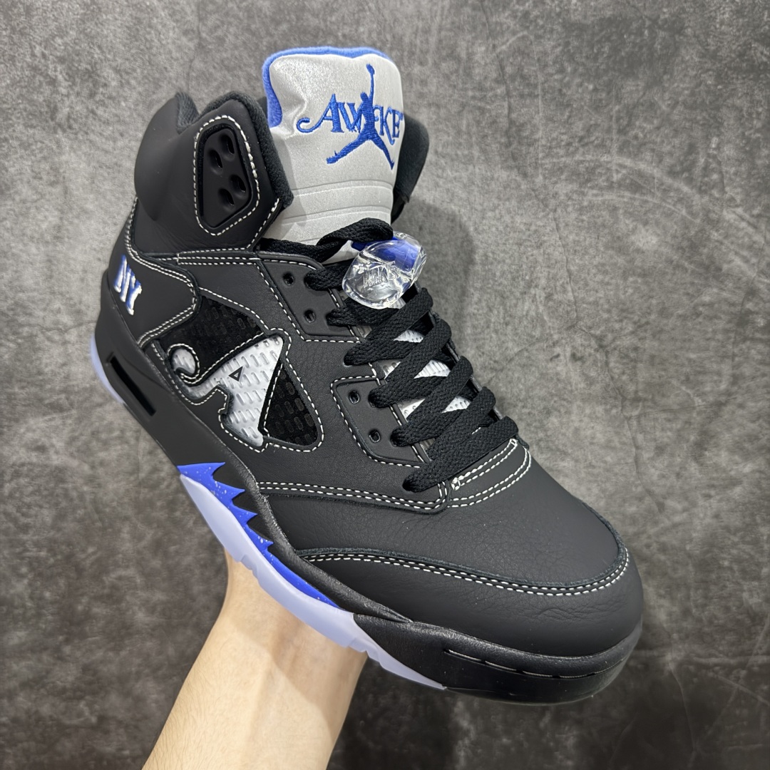 图片[3]-【OG纯原】Awake NY x Air Jordan AJ5 联名黑蓝 DV4982-004 SZ原厂全套原楦原纸板磨具开发 原厂皮料加持 原厂港宝加持定型后跟R度完美 同源原厂电绣 飞人针数密度立体效果一致 原厂拉帮手法 原厂配置纸衬高频鞋盒 原厂指令配双鞋带 原厂TPU网格鞋带扣 超高鞋面清洁度 最高QC检验标准 控制溢胶瑕疵 到手可放心比对发售原鞋 上脚百分百充正驾驭 尺码：40 40.5 41 42 42.5 43 44 44.5 45 46 47.5-选品中心
