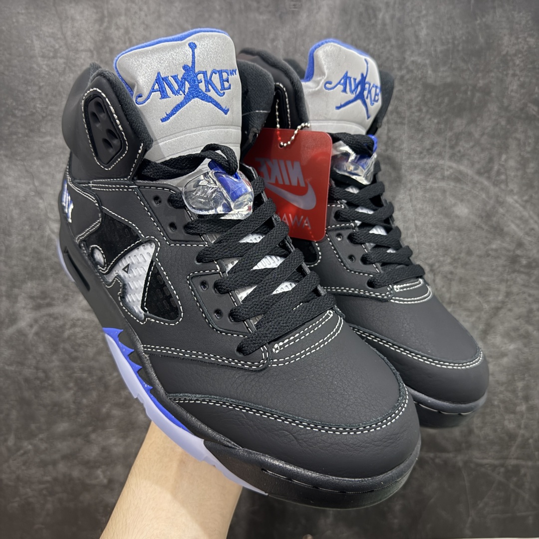 【OG纯原】Awake NY x Air Jordan AJ5 联名黑蓝 DV4982-004 SZ原厂全套原楦原纸板磨具开发 原厂皮料加持 原厂港宝加持定型后跟R度完美 同源原厂电绣 飞人针数密度立体效果一致 原厂拉帮手法 原厂配置纸衬高频鞋盒 原厂指令配双鞋带 原厂TPU网格鞋带扣 超高鞋面清洁度 最高QC检验标准 控制溢胶瑕疵 到手可放心比对发售原鞋 上脚百分百充正驾驭 尺码:40 40.5 41 42 42.5 43 44 44.5 45 46 47.5-选品中心