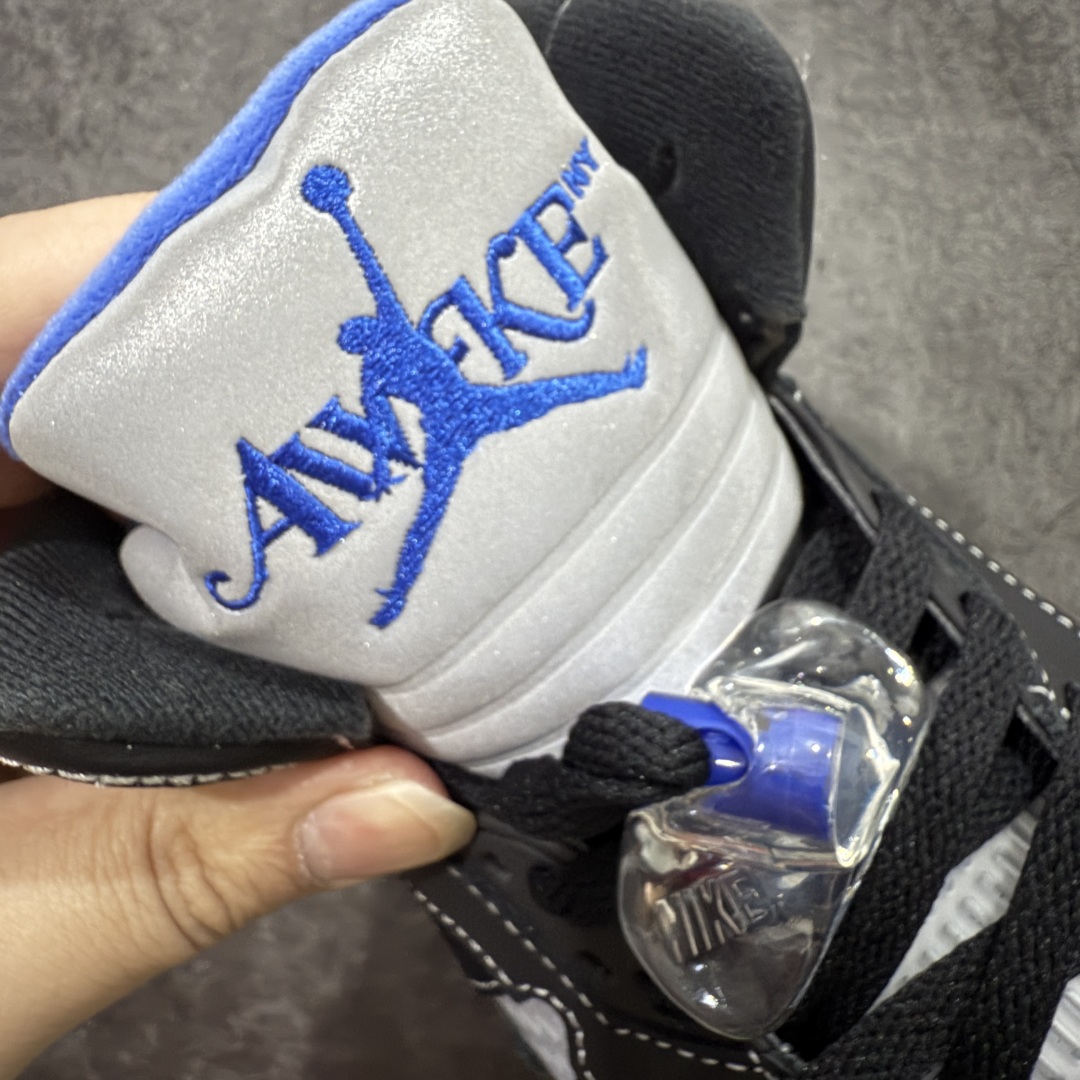 图片[5]-【OG纯原】Awake NY x Air Jordan AJ5 联名黑蓝 DV4982-004 SZ原厂全套原楦原纸板磨具开发 原厂皮料加持 原厂港宝加持定型后跟R度完美 同源原厂电绣 飞人针数密度立体效果一致 原厂拉帮手法 原厂配置纸衬高频鞋盒 原厂指令配双鞋带 原厂TPU网格鞋带扣 超高鞋面清洁度 最高QC检验标准 控制溢胶瑕疵 到手可放心比对发售原鞋 上脚百分百充正驾驭 尺码：40 40.5 41 42 42.5 43 44 44.5 45 46 47.5-选品中心
