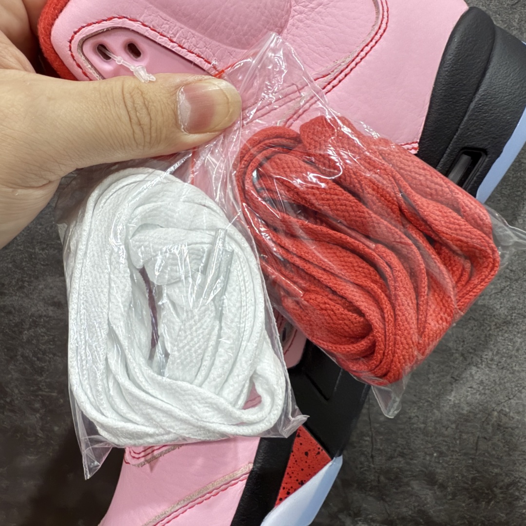 图片[8]-【OG纯原】Awake NY x Air Jordan AJ5 联名北极粉 DV4982-600 SZ原厂全套原楦原纸板磨具开发 原厂皮料加持 原厂港宝加持定型后跟R度完美 同源原厂电绣 飞人针数密度立体效果一致 原厂拉帮手法 原厂配置纸衬高频鞋盒 原厂指令配双鞋带 原厂TPU网格鞋带扣 超高鞋面清洁度 最高QC检验标准 控制溢胶瑕疵 到手可放心比对发售原鞋 上脚百分百充正驾驭 尺码：40 40.5 41 42 42.5 43 44 44.5 45 46 47.5-选品中心