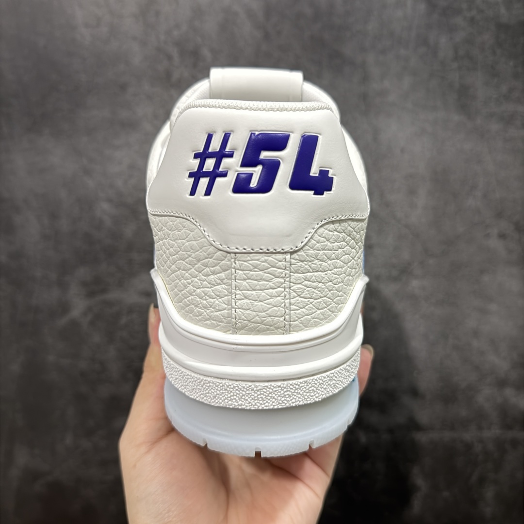 图片[4]-【广东纯原版本】LV Louis Vuitton Trainer 限定联名 低帮休闲板鞋 白蓝紫 代配件版 代购级别 ZP级全套包装 原版购入历时近两个月开发打造！ 经典多拼色超好看 原版完美楦型 调试了两个月 鞋面独家订制压纹粒面小牛皮 大底TPU、模具费2w+ 质感媲美原版 垫脚聚米微料加透气英伦网布 细节原版一致 ❗️请注意区分市面通货材料 版型 包装配件 尺码： 35 36 37 38 39 40 41 42 43 44 45 46-选品中心