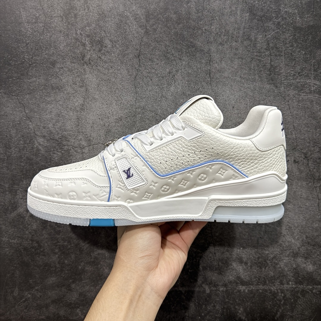 图片[2]-【广东纯原版本】LV Louis Vuitton Trainer 限定联名 低帮休闲板鞋 白蓝紫 代配件版 代购级别 ZP级全套包装 原版购入历时近两个月开发打造！ 经典多拼色超好看 原版完美楦型 调试了两个月 鞋面独家订制压纹粒面小牛皮 大底TPU、模具费2w+ 质感媲美原版 垫脚聚米微料加透气英伦网布 细节原版一致 ❗️请注意区分市面通货材料 版型 包装配件 尺码： 35 36 37 38 39 40 41 42 43 44 45 46-选品中心
