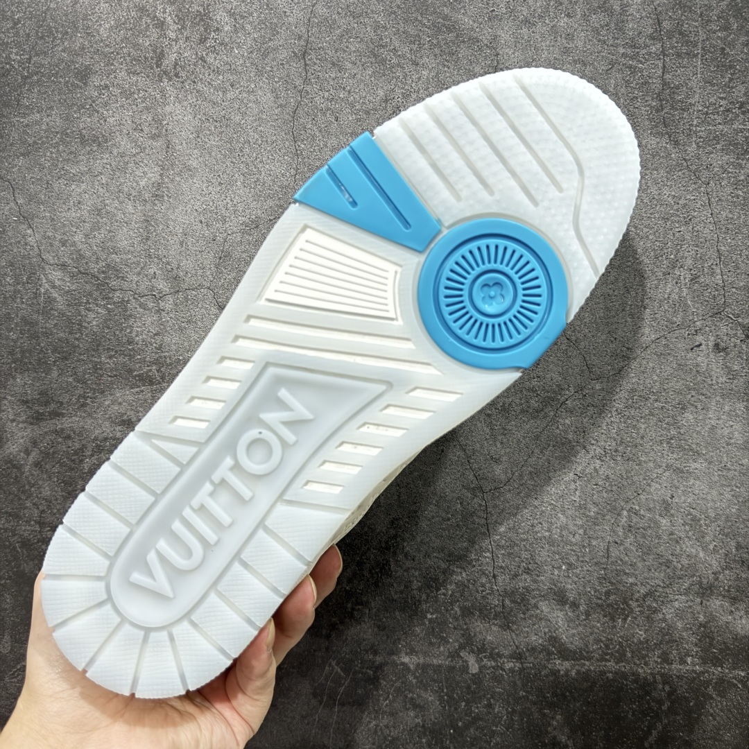 图片[9]-【广东纯原版本】LV Louis Vuitton Trainer 限定联名 低帮休闲板鞋 白蓝紫 代配件版 代购级别 ZP级全套包装 原版购入历时近两个月开发打造！ 经典多拼色超好看 原版完美楦型 调试了两个月 鞋面独家订制压纹粒面小牛皮 大底TPU、模具费2w+ 质感媲美原版 垫脚聚米微料加透气英伦网布 细节原版一致 ❗️请注意区分市面通货材料 版型 包装配件 尺码： 35 36 37 38 39 40 41 42 43 44 45 46-选品中心