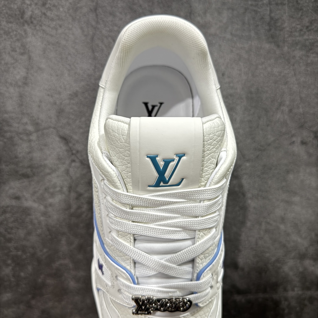 图片[8]-【广东纯原版本】LV Louis Vuitton Trainer 限定联名 低帮休闲板鞋 白蓝紫 代配件版 代购级别 ZP级全套包装 原版购入历时近两个月开发打造！ 经典多拼色超好看 原版完美楦型 调试了两个月 鞋面独家订制压纹粒面小牛皮 大底TPU、模具费2w+ 质感媲美原版 垫脚聚米微料加透气英伦网布 细节原版一致 ❗️请注意区分市面通货材料 版型 包装配件 尺码： 35 36 37 38 39 40 41 42 43 44 45 46-选品中心
