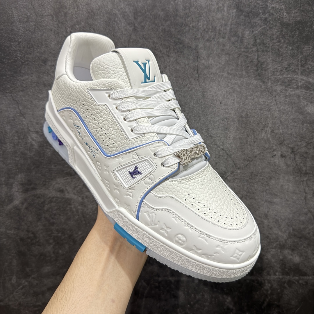 图片[3]-【广东纯原版本】LV Louis Vuitton Trainer 限定联名 低帮休闲板鞋 白蓝紫 代配件版 代购级别 ZP级全套包装 原版购入历时近两个月开发打造！ 经典多拼色超好看 原版完美楦型 调试了两个月 鞋面独家订制压纹粒面小牛皮 大底TPU、模具费2w+ 质感媲美原版 垫脚聚米微料加透气英伦网布 细节原版一致 ❗️请注意区分市面通货材料 版型 包装配件 尺码： 35 36 37 38 39 40 41 42 43 44 45 46-选品中心