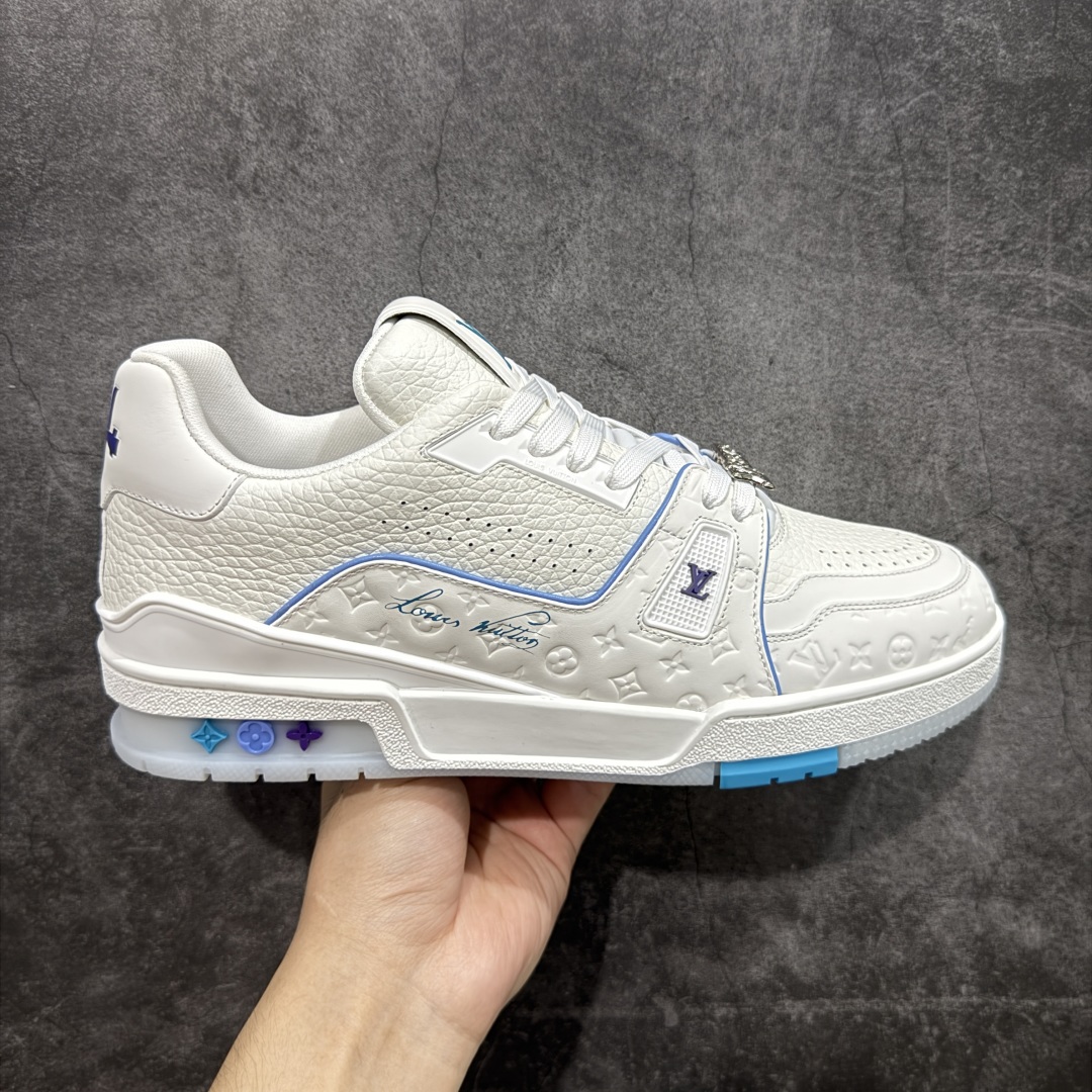 【广东纯原版本】LV Louis Vuitton Trainer 限定联名 低帮休闲板鞋 白蓝紫 代配件版 代购级别 ZP级全套包装 原版购入历时近两个月开发打造! 经典多拼色超好看 原版完美楦型 调试了两个月 鞋面独家订制压纹粒面小牛皮 大底TPU、模具费2w+ 质感媲美原版 垫脚聚米微料加透气英伦网布 细节原版一致 ❗️请注意区分市面通货材料 版型 包装配件 尺码: 35 36 37 38 39 40 41 42 43 44 45 46-选品中心