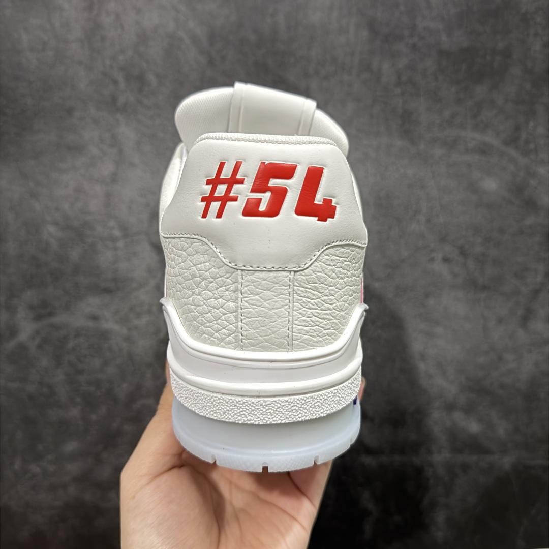 图片[4]-【广东纯原版本】LV Louis Vuitton Trainer 限定联名 低帮休闲板鞋 白粉紫 代配件版 代购级别 ZP级全套包装 原版购入历时近两个月开发打造！ 经典多拼色超好看 原版完美楦型 调试了两个月 鞋面独家订制压纹粒面小牛皮 大底TPU、模具费2w+ 质感媲美原版 垫脚聚米微料加透气英伦网布 细节原版一致 ❗️请注意区分市面通货材料 版型 包装配件 尺码： 35 36 37 38 39 40 41 42 43 44 45 46-选品中心