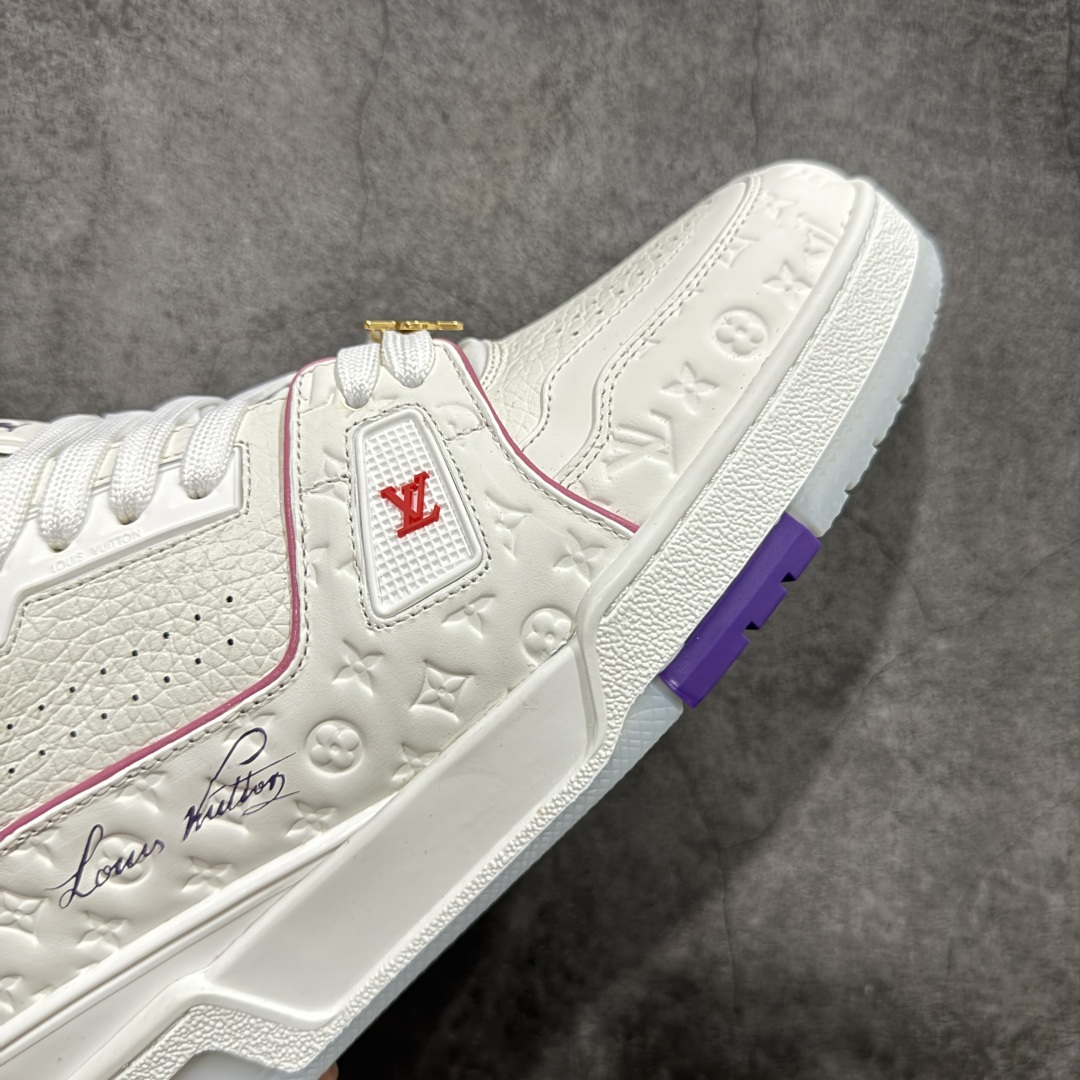图片[6]-【广东纯原版本】LV Louis Vuitton Trainer 限定联名 低帮休闲板鞋 白粉紫 代配件版 代购级别 ZP级全套包装 原版购入历时近两个月开发打造！ 经典多拼色超好看 原版完美楦型 调试了两个月 鞋面独家订制压纹粒面小牛皮 大底TPU、模具费2w+ 质感媲美原版 垫脚聚米微料加透气英伦网布 细节原版一致 ❗️请注意区分市面通货材料 版型 包装配件 尺码： 35 36 37 38 39 40 41 42 43 44 45 46-选品中心