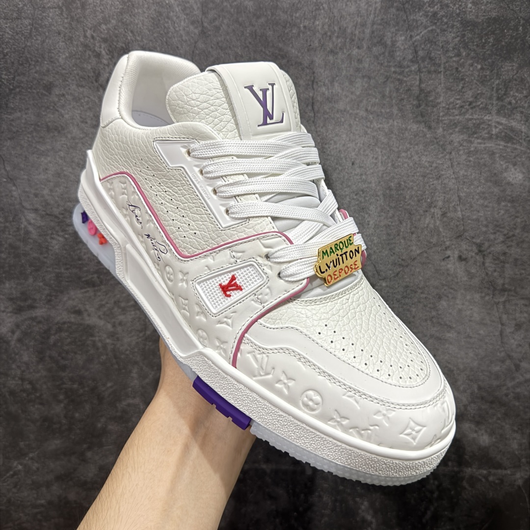 图片[3]-【广东纯原版本】LV Louis Vuitton Trainer 限定联名 低帮休闲板鞋 白粉紫 代配件版 代购级别 ZP级全套包装 原版购入历时近两个月开发打造！ 经典多拼色超好看 原版完美楦型 调试了两个月 鞋面独家订制压纹粒面小牛皮 大底TPU、模具费2w+ 质感媲美原版 垫脚聚米微料加透气英伦网布 细节原版一致 ❗️请注意区分市面通货材料 版型 包装配件 尺码： 35 36 37 38 39 40 41 42 43 44 45 46-选品中心