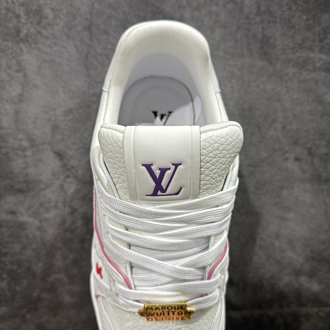图片[8]-【广东纯原版本】LV Louis Vuitton Trainer 限定联名 低帮休闲板鞋 白粉紫 代配件版 代购级别 ZP级全套包装 原版购入历时近两个月开发打造！ 经典多拼色超好看 原版完美楦型 调试了两个月 鞋面独家订制压纹粒面小牛皮 大底TPU、模具费2w+ 质感媲美原版 垫脚聚米微料加透气英伦网布 细节原版一致 ❗️请注意区分市面通货材料 版型 包装配件 尺码： 35 36 37 38 39 40 41 42 43 44 45 46-选品中心