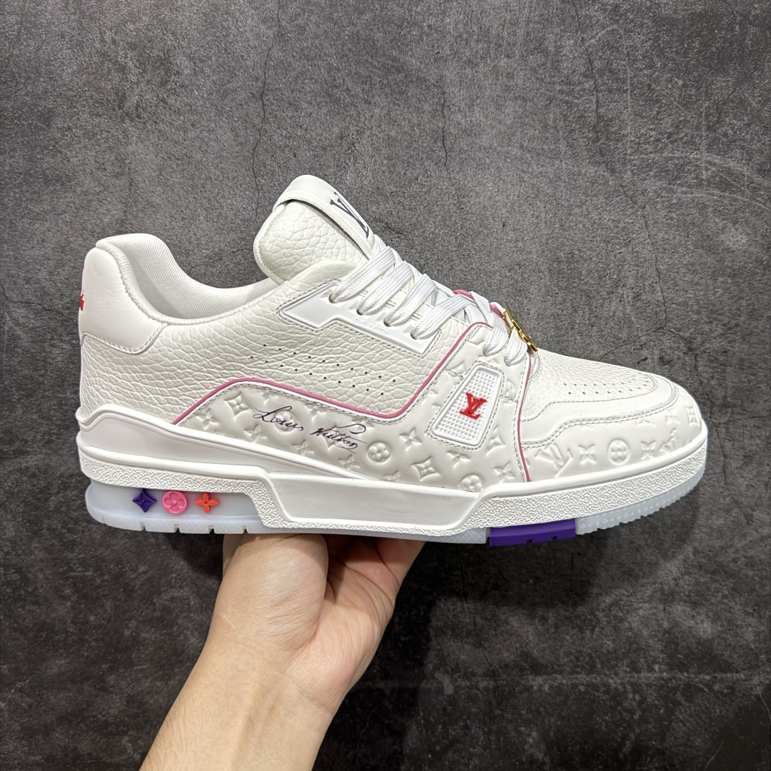 【广东纯原版本】LV Louis Vuitton Trainer 限定联名 低帮休闲板鞋 白粉紫 代配件版 代购级别 ZP级全套包装 原版购入历时近两个月开发打造! 经典多拼色超好看 原版完美楦型 调试了两个月 鞋面独家订制压纹粒面小牛皮 大底TPU、模具费2w+ 质感媲美原版 垫脚聚米微料加透气英伦网布 细节原版一致 ❗️请注意区分市面通货材料 版型 包装配件 尺码: 35 36 37 38 39 40 41 42 43 44 45 46-选品中心