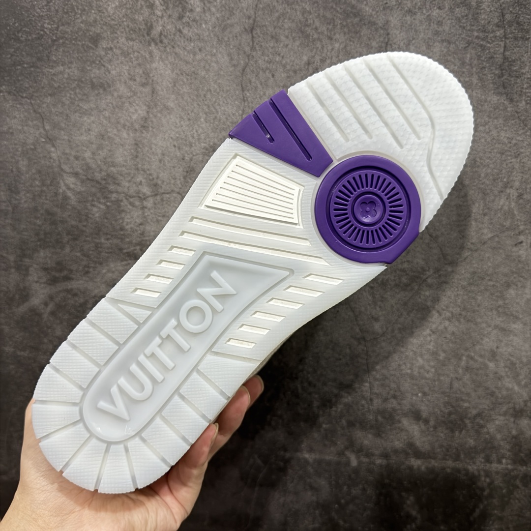 图片[9]-【广东纯原版本】LV Louis Vuitton Trainer 限定联名 低帮休闲板鞋 白粉紫 代配件版 代购级别 ZP级全套包装 原版购入历时近两个月开发打造！ 经典多拼色超好看 原版完美楦型 调试了两个月 鞋面独家订制压纹粒面小牛皮 大底TPU、模具费2w+ 质感媲美原版 垫脚聚米微料加透气英伦网布 细节原版一致 ❗️请注意区分市面通货材料 版型 包装配件 尺码： 35 36 37 38 39 40 41 42 43 44 45 46-选品中心