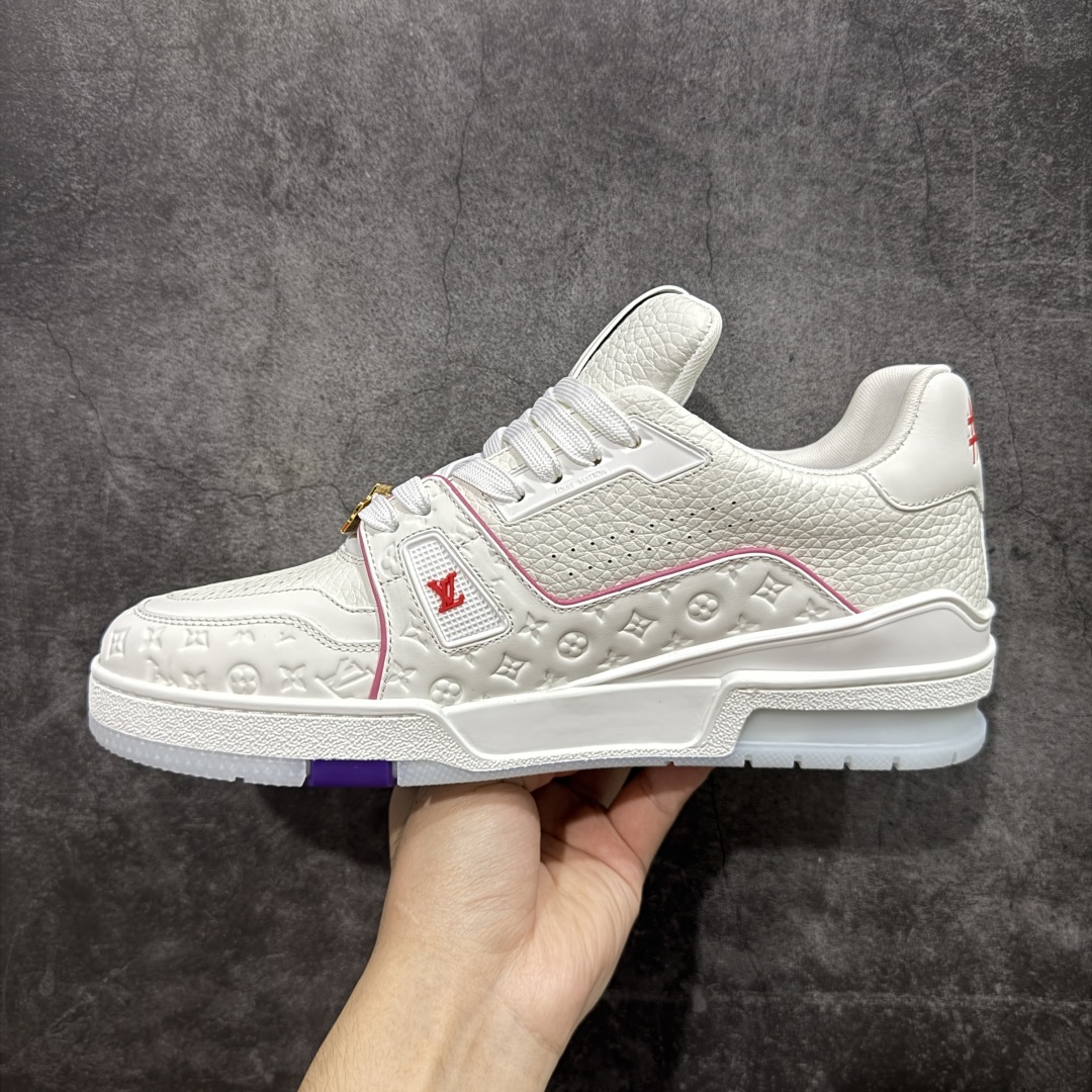 图片[2]-【广东纯原版本】LV Louis Vuitton Trainer 限定联名 低帮休闲板鞋 白粉紫 代配件版 代购级别 ZP级全套包装 原版购入历时近两个月开发打造！ 经典多拼色超好看 原版完美楦型 调试了两个月 鞋面独家订制压纹粒面小牛皮 大底TPU、模具费2w+ 质感媲美原版 垫脚聚米微料加透气英伦网布 细节原版一致 ❗️请注意区分市面通货材料 版型 包装配件 尺码： 35 36 37 38 39 40 41 42 43 44 45 46-选品中心