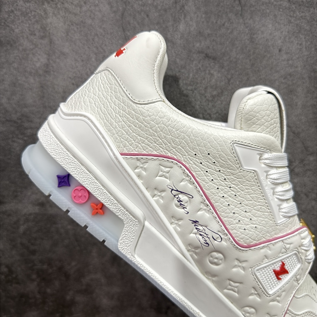 图片[7]-【广东纯原版本】LV Louis Vuitton Trainer 限定联名 低帮休闲板鞋 白粉紫 代配件版 代购级别 ZP级全套包装 原版购入历时近两个月开发打造！ 经典多拼色超好看 原版完美楦型 调试了两个月 鞋面独家订制压纹粒面小牛皮 大底TPU、模具费2w+ 质感媲美原版 垫脚聚米微料加透气英伦网布 细节原版一致 ❗️请注意区分市面通货材料 版型 包装配件 尺码： 35 36 37 38 39 40 41 42 43 44 45 46-选品中心