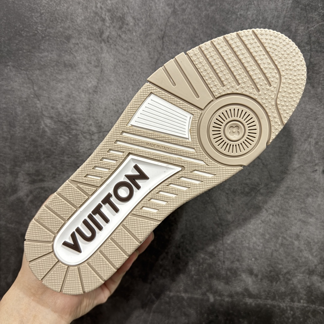 图片[9]-【广东纯原版本】LV Louis Vuitton Trainer x Nigo棋盘格棕色 限定联名 低帮休闲板鞋 代购级别 ZP级全套包装 原版购入历时近两个月开发打造！ 经典多拼色超好看 原版完美楦型 调试了两个月 鞋面独家订制压纹粒面小牛皮 大底TPU、模具费2w+ 质感媲美原版 垫脚聚米微料加透气英伦网布 细节原版一致 ❗️请注意区分市面通货材料 版型 包装配件 尺码： 35 36 37 38 39 40 41 42 43 44 45 46-选品中心