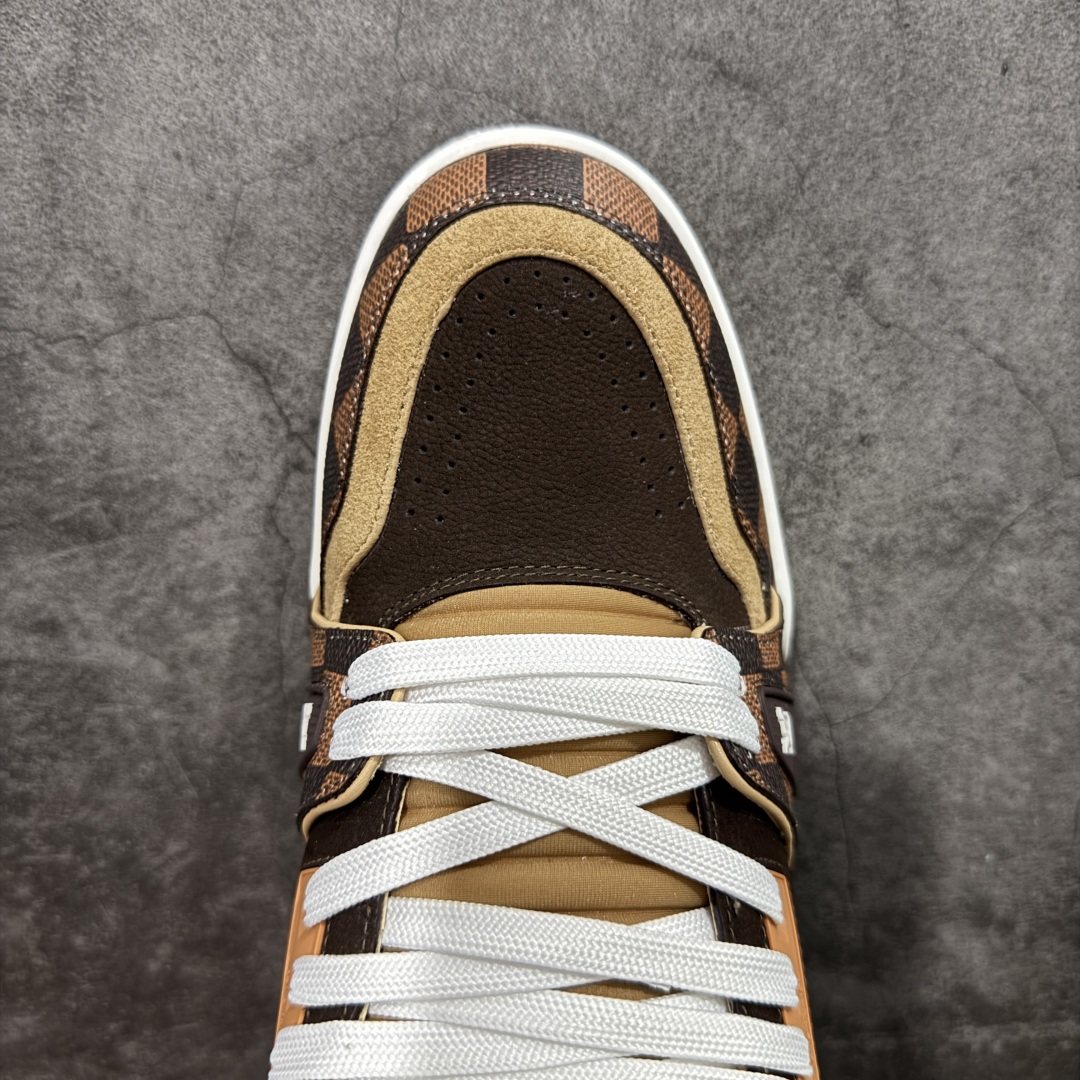 图片[5]-【广东纯原版本】LV Louis Vuitton Trainer x Nigo棋盘格棕色 限定联名 低帮休闲板鞋 代购级别 ZP级全套包装 原版购入历时近两个月开发打造！ 经典多拼色超好看 原版完美楦型 调试了两个月 鞋面独家订制压纹粒面小牛皮 大底TPU、模具费2w+ 质感媲美原版 垫脚聚米微料加透气英伦网布 细节原版一致 ❗️请注意区分市面通货材料 版型 包装配件 尺码： 35 36 37 38 39 40 41 42 43 44 45 46-选品中心