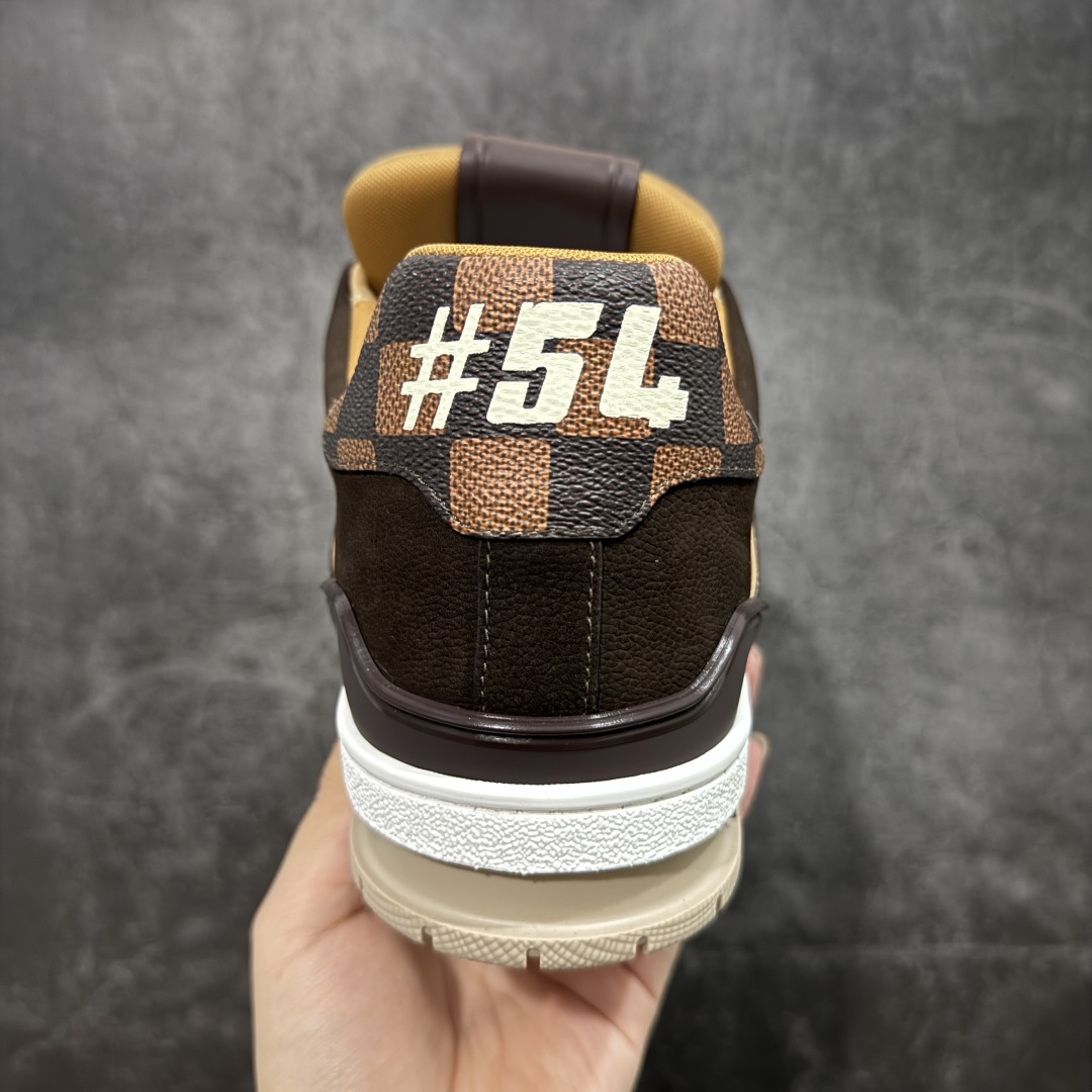 图片[4]-【广东纯原版本】LV Louis Vuitton Trainer x Nigo棋盘格棕色 限定联名 低帮休闲板鞋 代购级别 ZP级全套包装 原版购入历时近两个月开发打造！ 经典多拼色超好看 原版完美楦型 调试了两个月 鞋面独家订制压纹粒面小牛皮 大底TPU、模具费2w+ 质感媲美原版 垫脚聚米微料加透气英伦网布 细节原版一致 ❗️请注意区分市面通货材料 版型 包装配件 尺码： 35 36 37 38 39 40 41 42 43 44 45 46-选品中心