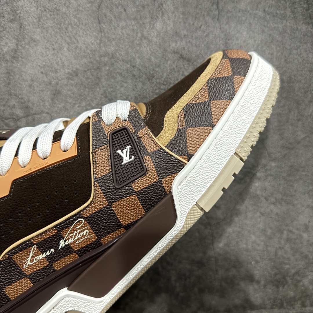 图片[6]-【广东纯原版本】LV Louis Vuitton Trainer x Nigo棋盘格棕色 限定联名 低帮休闲板鞋 代购级别 ZP级全套包装 原版购入历时近两个月开发打造！ 经典多拼色超好看 原版完美楦型 调试了两个月 鞋面独家订制压纹粒面小牛皮 大底TPU、模具费2w+ 质感媲美原版 垫脚聚米微料加透气英伦网布 细节原版一致 ❗️请注意区分市面通货材料 版型 包装配件 尺码： 35 36 37 38 39 40 41 42 43 44 45 46-选品中心