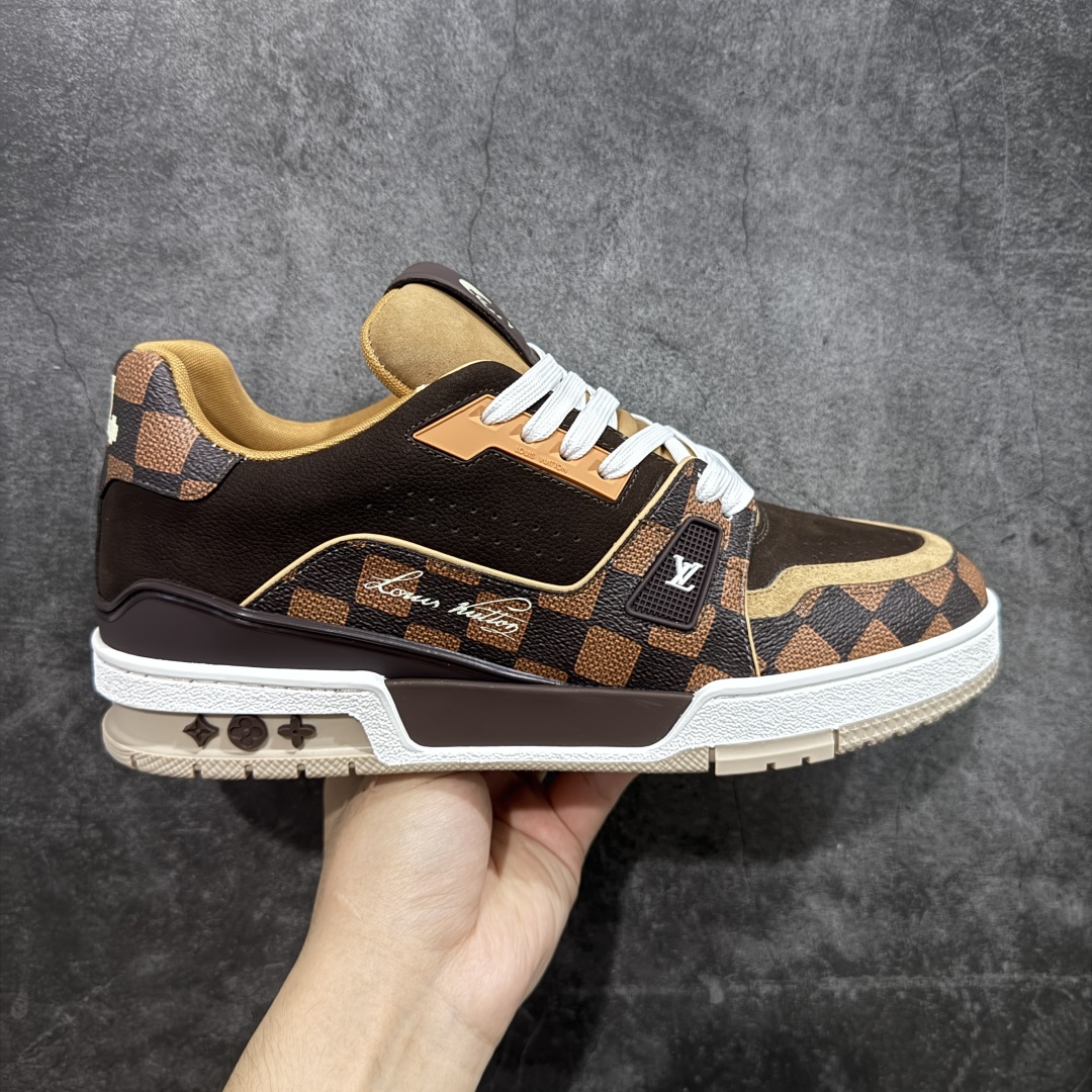 【广东纯原版本】LV Louis Vuitton Trainer x Nigo棋盘格棕色 限定联名 低帮休闲板鞋 代购级别 ZP级全套包装 原版购入历时近两个月开发打造! 经典多拼色超好看 原版完美楦型 调试了两个月 鞋面独家订制压纹粒面小牛皮 大底TPU、模具费2w+ 质感媲美原版 垫脚聚米微料加透气英伦网布 细节原版一致 ❗️请注意区分市面通货材料 版型 包装配件 尺码: 35 36 37 38 39 40 41 42 43 44 45 46-选品中心