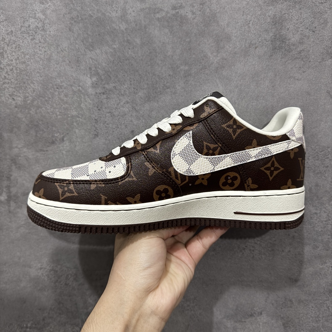 260 定制版Nike Air Force 1'07 Low LV联名 经典咖啡棕 空军一号低帮休闲板鞋 SC0601-558-Chinese  UA Cheap High Quatity Brand  Clothes Bags handbags Sneakers wholesale wholesaler seller from China Factory suppliers Fashion Clothing  Shoes best Quality Beautiful Price  260 定制版Nike Air Force 1'07 Low LV联名 经典咖啡棕 空军一号低帮休闲板鞋 SC0601-558