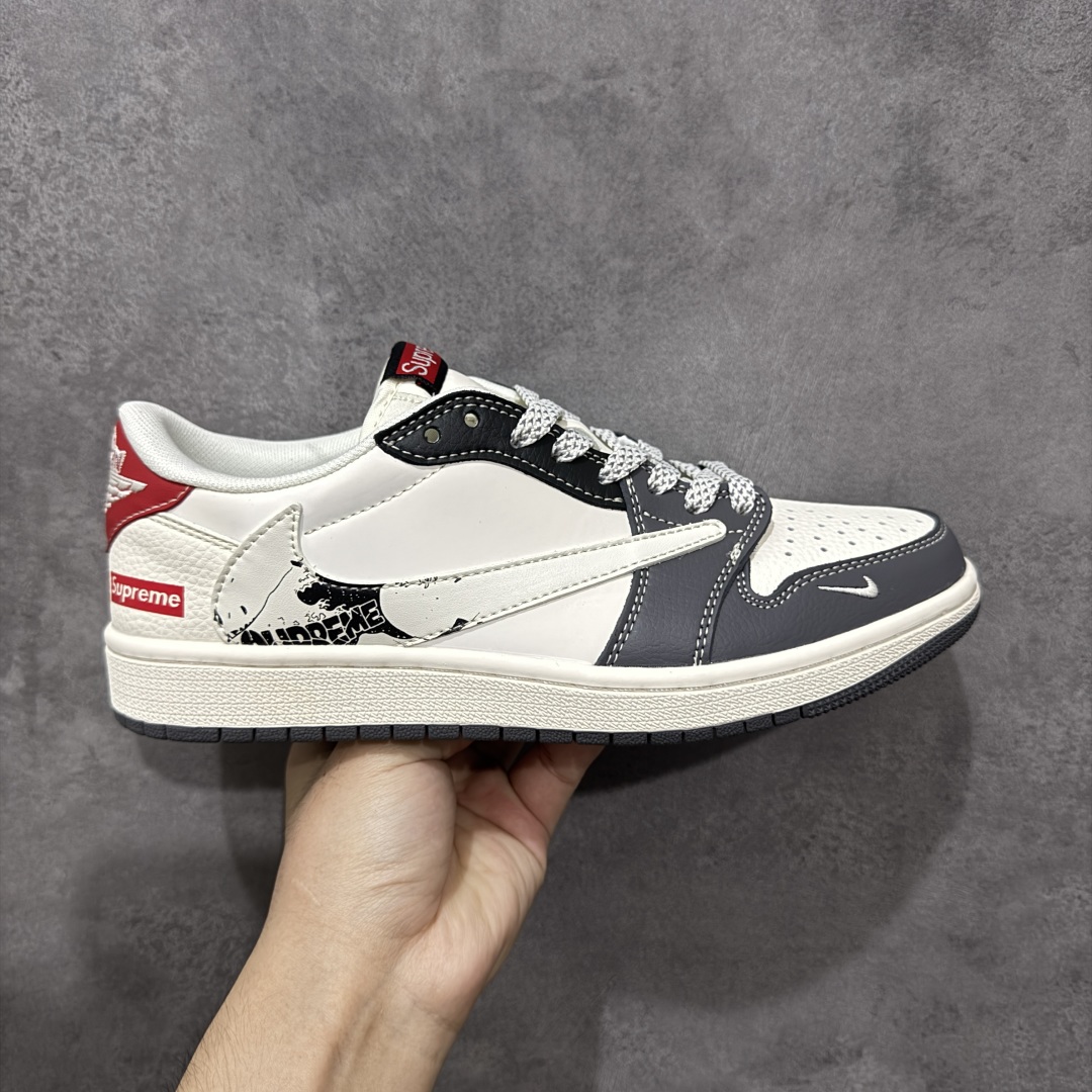 【定制版】Travis Scott x Fragment Design x Air Jordan 1 Low OG SP AJ1 乔1 Supreme联名 米灰黑红尾 低帮文化休闲板鞋  #多方联名合作融合了Travis Scott 独特的音乐风格,藤原浩个性的设计风格以及Jordan品牌的经典元素 使其成为一双具有独特身份和价值的鞋子 清新而立体的外观加上联名标识更突出了其独特身份 这种配色方案显示出活力和时尚感 在视觉上引人注目 鞋身的质感和细腻的细节处理使其显得高端而格调十足 这款“倒钩”联名是设计与创意完美结合 融合多方的个性风格是一款备受瞩目的潮流鞋款 货号:QW5088-201  尺码:36 36.5 37.5 38 38.5 39 40 40.5 41 42 42.5 43 44 44.5 45-选品中心