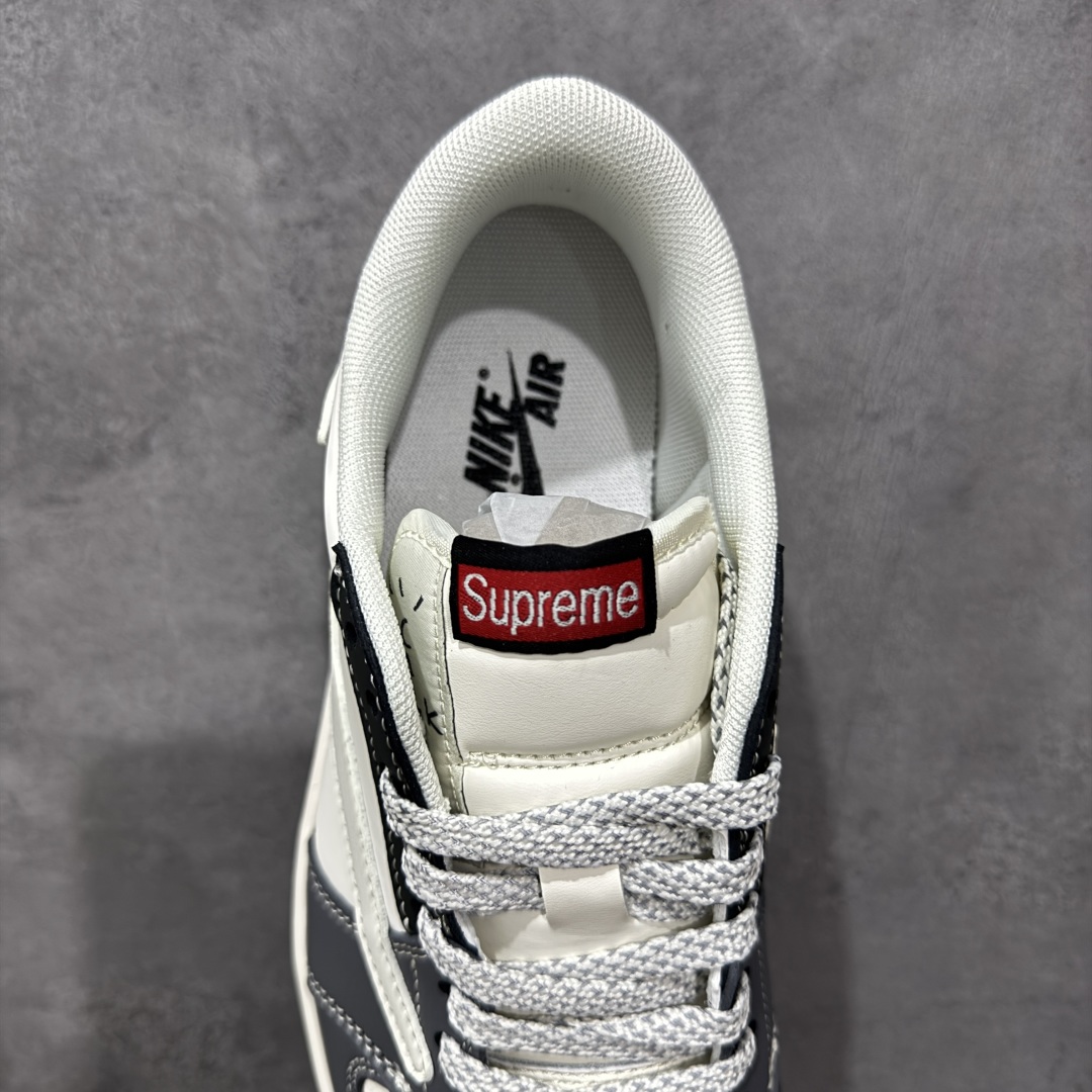 图片[8]-【定制版】Travis Scott x Fragment Design x Air Jordan 1 Low OG SP AJ1 乔1 Supreme联名 米灰黑红尾 低帮文化休闲板鞋  #多方联名合作融合了Travis Scott 独特的音乐风格，藤原浩个性的设计风格以及Jordan品牌的经典元素 使其成为一双具有独特身份和价值的鞋子 清新而立体的外观加上联名标识更突出了其独特身份 这种配色方案显示出活力和时尚感 在视觉上引人注目 鞋身的质感和细腻的细节处理使其显得高端而格调十足 这款“倒钩”联名是设计与创意完美结合 融合多方的个性风格是一款备受瞩目的潮流鞋款 货号：QW5088-201  尺码：36 36.5 37.5 38 38.5 39 40 40.5 41 42 42.5 43 44 44.5 45-选品中心