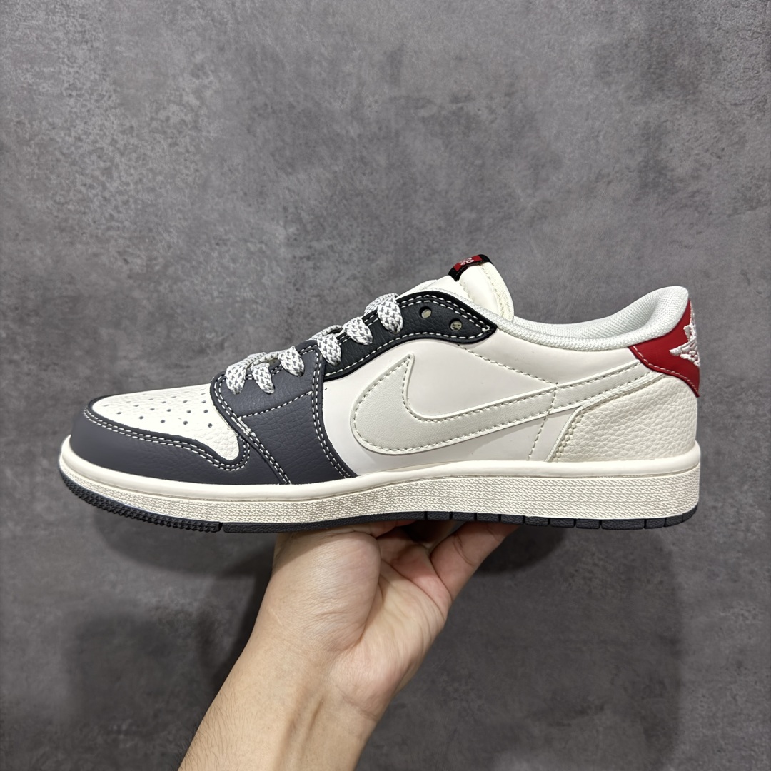 图片[2]-【定制版】Travis Scott x Fragment Design x Air Jordan 1 Low OG SP AJ1 乔1 Supreme联名 米灰黑红尾 低帮文化休闲板鞋  #多方联名合作融合了Travis Scott 独特的音乐风格，藤原浩个性的设计风格以及Jordan品牌的经典元素 使其成为一双具有独特身份和价值的鞋子 清新而立体的外观加上联名标识更突出了其独特身份 这种配色方案显示出活力和时尚感 在视觉上引人注目 鞋身的质感和细腻的细节处理使其显得高端而格调十足 这款“倒钩”联名是设计与创意完美结合 融合多方的个性风格是一款备受瞩目的潮流鞋款 货号：QW5088-201  尺码：36 36.5 37.5 38 38.5 39 40 40.5 41 42 42.5 43 44 44.5 45-选品中心