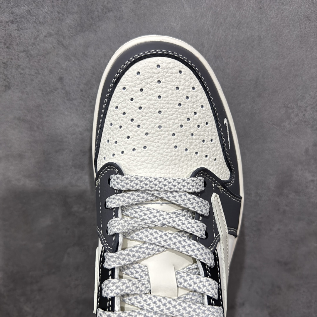 图片[5]-【定制版】Travis Scott x Fragment Design x Air Jordan 1 Low OG SP AJ1 乔1 Supreme联名 米灰黑红尾 低帮文化休闲板鞋  #多方联名合作融合了Travis Scott 独特的音乐风格，藤原浩个性的设计风格以及Jordan品牌的经典元素 使其成为一双具有独特身份和价值的鞋子 清新而立体的外观加上联名标识更突出了其独特身份 这种配色方案显示出活力和时尚感 在视觉上引人注目 鞋身的质感和细腻的细节处理使其显得高端而格调十足 这款“倒钩”联名是设计与创意完美结合 融合多方的个性风格是一款备受瞩目的潮流鞋款 货号：QW5088-201  尺码：36 36.5 37.5 38 38.5 39 40 40.5 41 42 42.5 43 44 44.5 45-选品中心