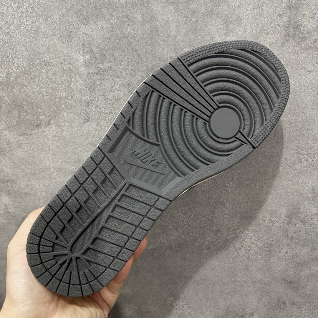 图片[9]-【定制版】Travis Scott x Fragment Design x Air Jordan 1 Low OG SP AJ1 乔1 Supreme联名 米灰黑红尾 低帮文化休闲板鞋  #多方联名合作融合了Travis Scott 独特的音乐风格，藤原浩个性的设计风格以及Jordan品牌的经典元素 使其成为一双具有独特身份和价值的鞋子 清新而立体的外观加上联名标识更突出了其独特身份 这种配色方案显示出活力和时尚感 在视觉上引人注目 鞋身的质感和细腻的细节处理使其显得高端而格调十足 这款“倒钩”联名是设计与创意完美结合 融合多方的个性风格是一款备受瞩目的潮流鞋款 货号：QW5088-201  尺码：36 36.5 37.5 38 38.5 39 40 40.5 41 42 42.5 43 44 44.5 45-选品中心
