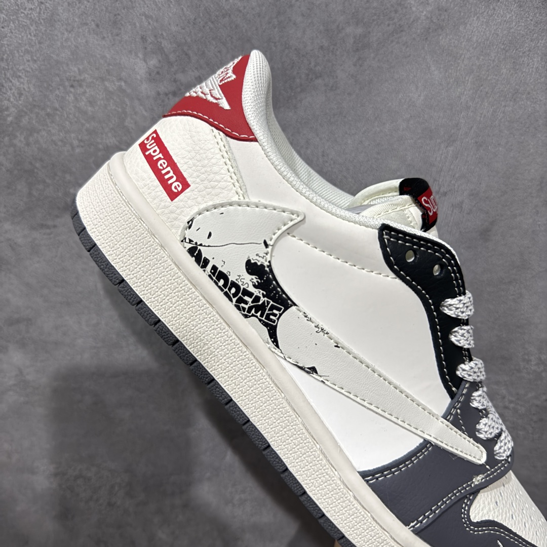 图片[7]-【定制版】Travis Scott x Fragment Design x Air Jordan 1 Low OG SP AJ1 乔1 Supreme联名 米灰黑红尾 低帮文化休闲板鞋  #多方联名合作融合了Travis Scott 独特的音乐风格，藤原浩个性的设计风格以及Jordan品牌的经典元素 使其成为一双具有独特身份和价值的鞋子 清新而立体的外观加上联名标识更突出了其独特身份 这种配色方案显示出活力和时尚感 在视觉上引人注目 鞋身的质感和细腻的细节处理使其显得高端而格调十足 这款“倒钩”联名是设计与创意完美结合 融合多方的个性风格是一款备受瞩目的潮流鞋款 货号：QW5088-201  尺码：36 36.5 37.5 38 38.5 39 40 40.5 41 42 42.5 43 44 44.5 45-选品中心