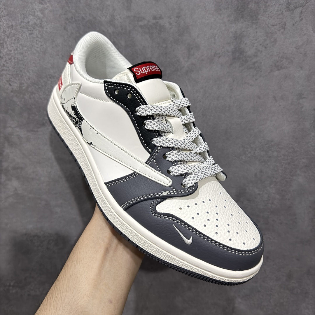 图片[3]-【定制版】Travis Scott x Fragment Design x Air Jordan 1 Low OG SP AJ1 乔1 Supreme联名 米灰黑红尾 低帮文化休闲板鞋  #多方联名合作融合了Travis Scott 独特的音乐风格，藤原浩个性的设计风格以及Jordan品牌的经典元素 使其成为一双具有独特身份和价值的鞋子 清新而立体的外观加上联名标识更突出了其独特身份 这种配色方案显示出活力和时尚感 在视觉上引人注目 鞋身的质感和细腻的细节处理使其显得高端而格调十足 这款“倒钩”联名是设计与创意完美结合 融合多方的个性风格是一款备受瞩目的潮流鞋款 货号：QW5088-201  尺码：36 36.5 37.5 38 38.5 39 40 40.5 41 42 42.5 43 44 44.5 45-选品中心