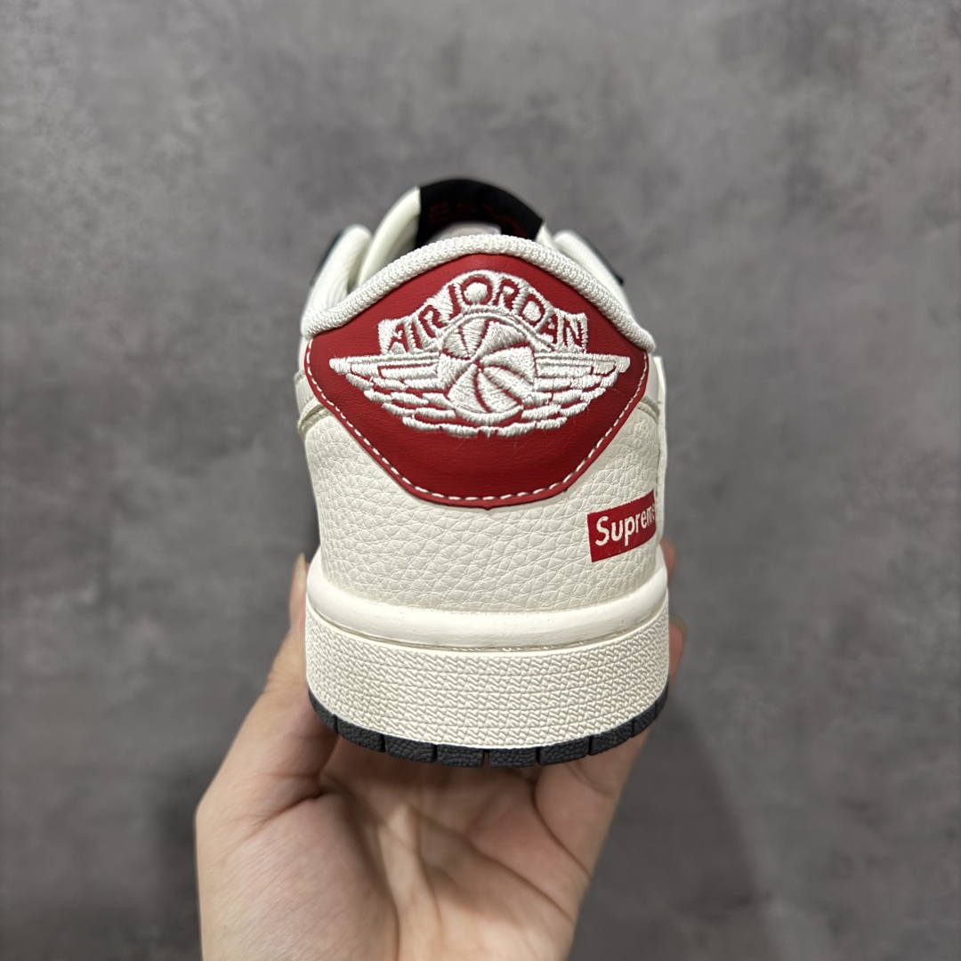 图片[4]-【定制版】Travis Scott x Fragment Design x Air Jordan 1 Low OG SP AJ1 乔1 Supreme联名 米灰黑红尾 低帮文化休闲板鞋  #多方联名合作融合了Travis Scott 独特的音乐风格，藤原浩个性的设计风格以及Jordan品牌的经典元素 使其成为一双具有独特身份和价值的鞋子 清新而立体的外观加上联名标识更突出了其独特身份 这种配色方案显示出活力和时尚感 在视觉上引人注目 鞋身的质感和细腻的细节处理使其显得高端而格调十足 这款“倒钩”联名是设计与创意完美结合 融合多方的个性风格是一款备受瞩目的潮流鞋款 货号：QW5088-201  尺码：36 36.5 37.5 38 38.5 39 40 40.5 41 42 42.5 43 44 44.5 45-选品中心