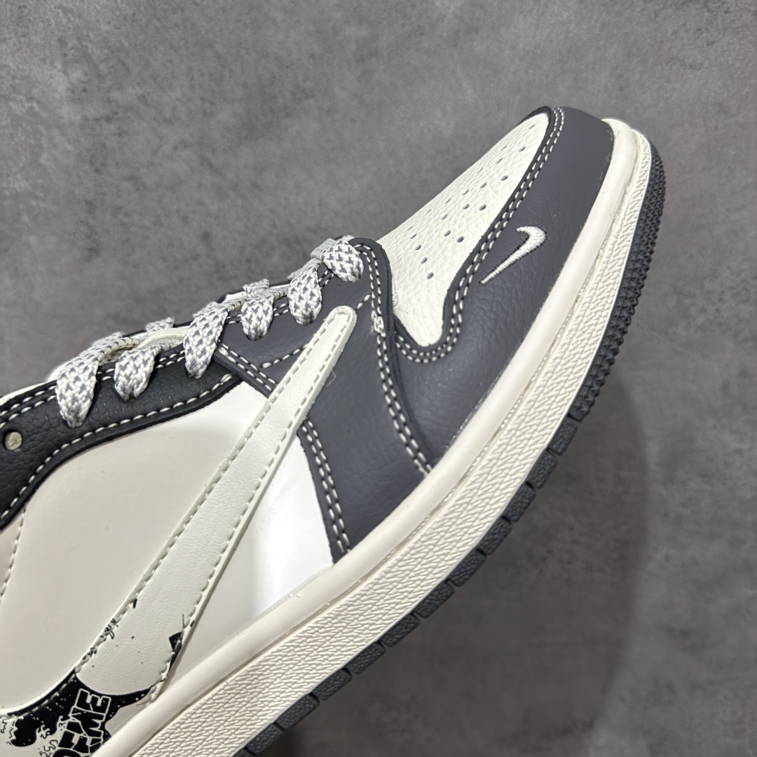 图片[6]-【定制版】Travis Scott x Fragment Design x Air Jordan 1 Low OG SP AJ1 乔1 Supreme联名 米灰黑红尾 低帮文化休闲板鞋  #多方联名合作融合了Travis Scott 独特的音乐风格，藤原浩个性的设计风格以及Jordan品牌的经典元素 使其成为一双具有独特身份和价值的鞋子 清新而立体的外观加上联名标识更突出了其独特身份 这种配色方案显示出活力和时尚感 在视觉上引人注目 鞋身的质感和细腻的细节处理使其显得高端而格调十足 这款“倒钩”联名是设计与创意完美结合 融合多方的个性风格是一款备受瞩目的潮流鞋款 货号：QW5088-201  尺码：36 36.5 37.5 38 38.5 39 40 40.5 41 42 42.5 43 44 44.5 45-选品中心