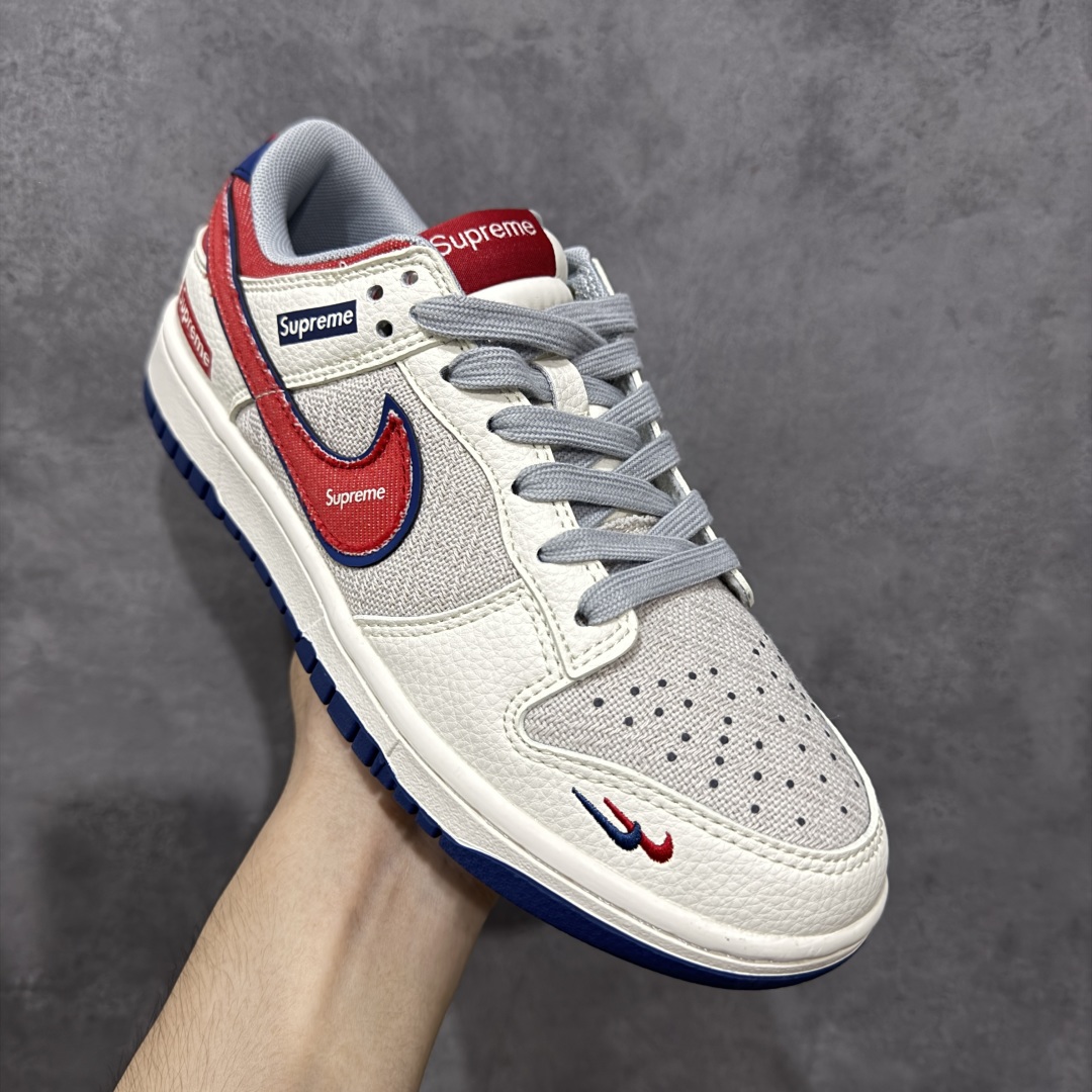 图片[3]-【定制版】Nike SB Dunk Low “Supreme联名—帆布米蓝红双钩” 高端定制 低帮休闲板鞋 定制鞋盒 大厂纯原品质出货 超高清洁度 皮料切割干净无任何毛边 细节完美 货号：XD1588-233 尺码： 36 36.5 37.5 38 38.5 39 40 40.5 41 42 42.5 43 44 44.5 45-选品中心