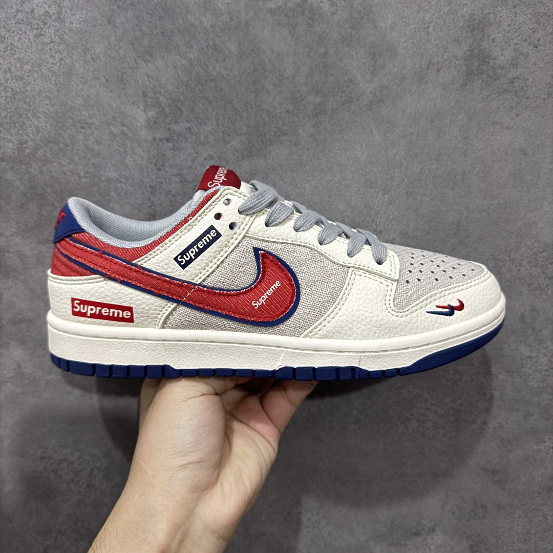 【定制版】Nike SB Dunk Low “Supreme联名---帆布米蓝红双钩” 高端定制 低帮休闲板鞋 定制鞋盒 大厂纯原品质出货 超高清洁度 皮料切割干净无任何毛边 细节完美 货号:XD1588-233 尺码: 36 36.5 37.5 38 38.5 39 40 40.5 41 42 42.5 43 44 44.5 45-选品中心