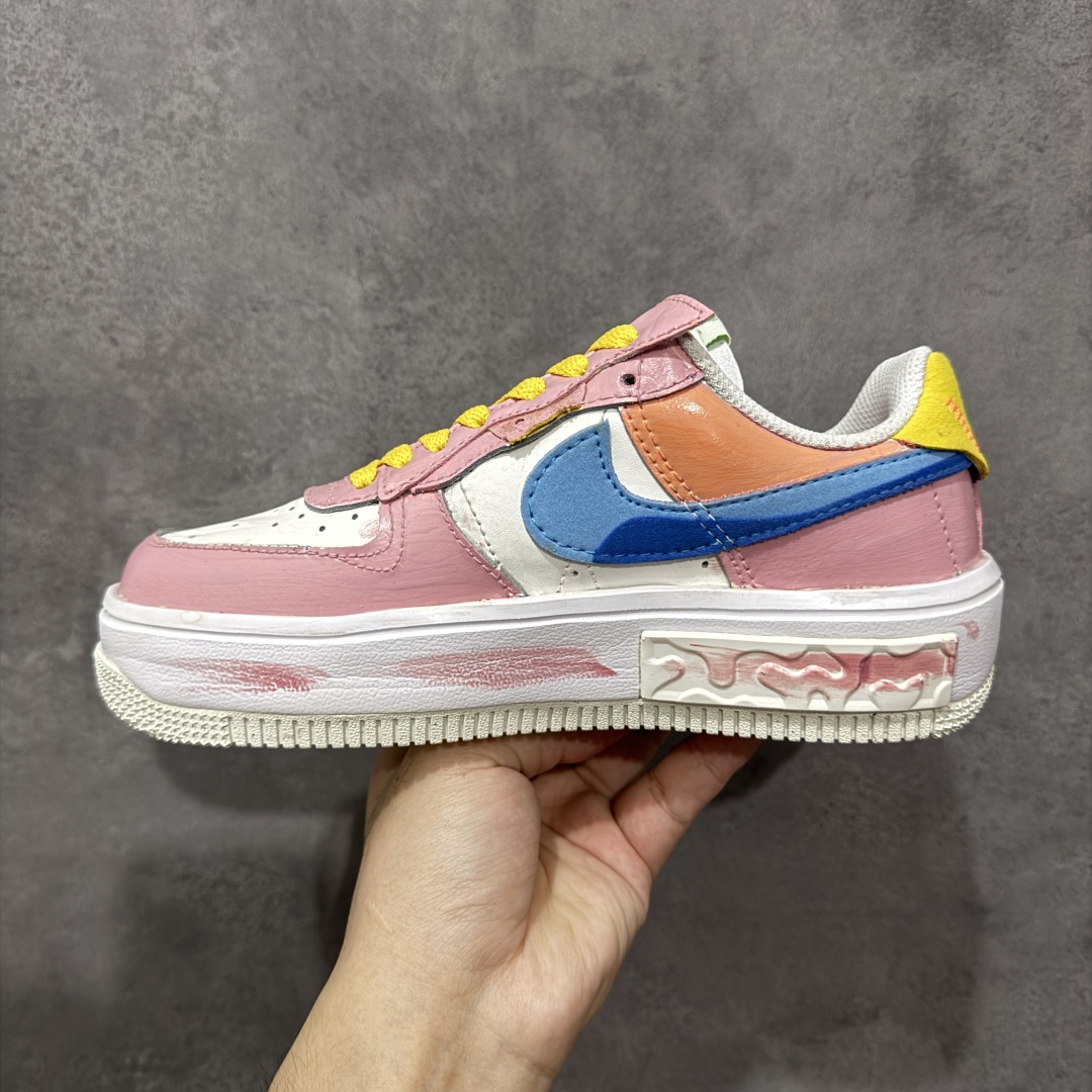 图片[2]-【定制版】Nike Air Force 1 Fontanka \”Pixel Sweetheart\” 手绘涂鸦 像素甜心 空军一号定制板鞋  #像素甜心 宛如一件精心雕琢的艺术品。鞋身以温柔浪漫的粉色为主色调，恰似春日里初绽的桃花，散发着难以抗拒的甜美气息。粉色与纯净的白色巧妙搭配，不仅营造出清新雅致的视觉效果，还赋予了鞋子一种与生俱来的少女感。而那一抹亮眼的黄色鞋带，犹如明媚的阳光，为整体造型注入了无限活力，让鞋子瞬间灵动起来 货号：DV3211-001   尺码：36-45 编码：HXSB320330-选品中心
